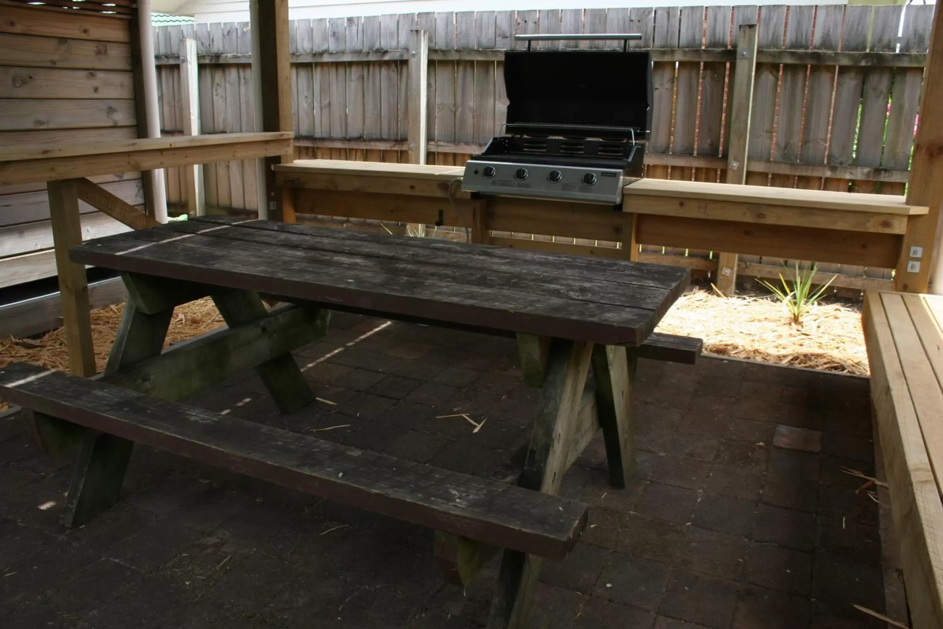 BBQ facilities in Burgundy Rose Motel