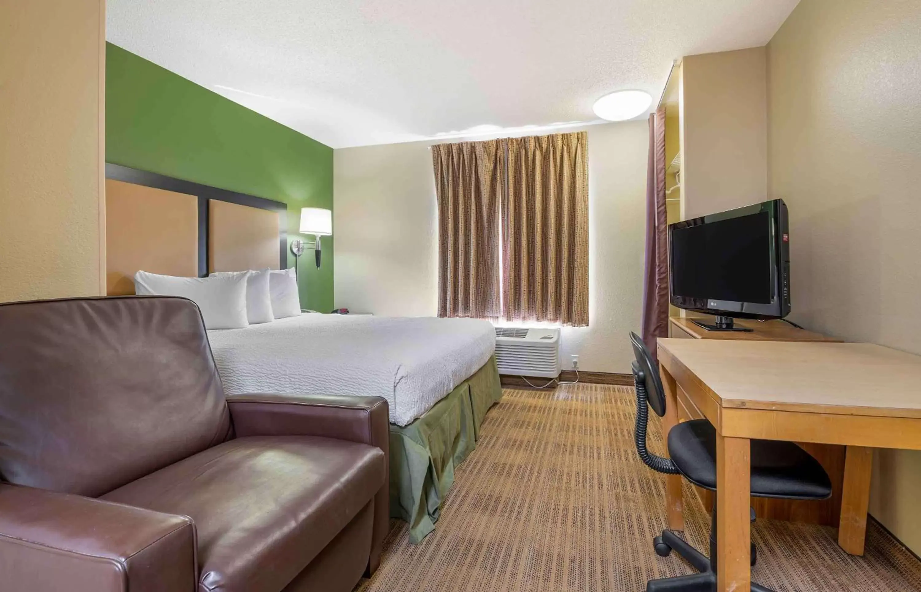 Bedroom, TV/Entertainment Center in Extended Stay America Suites - Cincinnati - Blue Ash - Kenwood Road