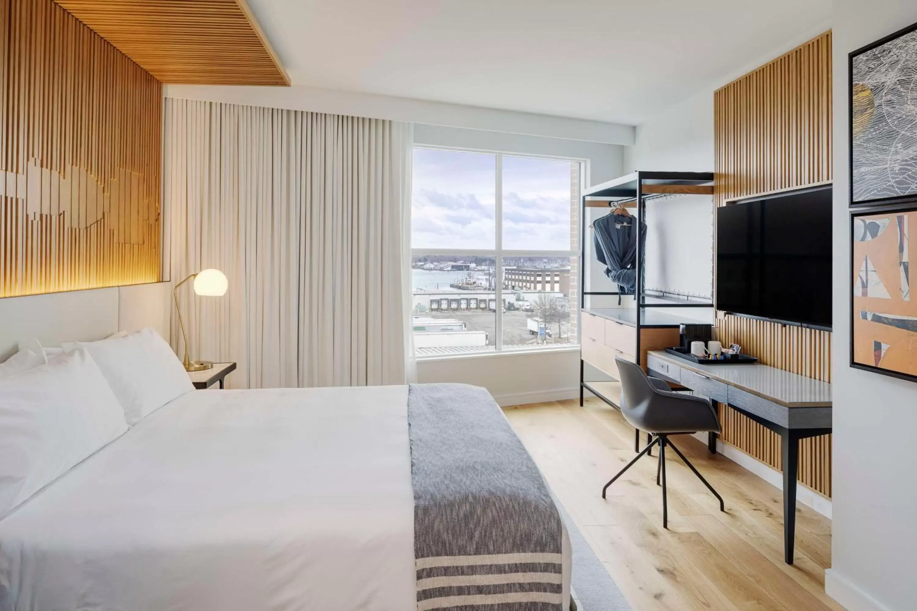 Bedroom, TV/Entertainment Center in Canopy By Hilton Portland Waterfront