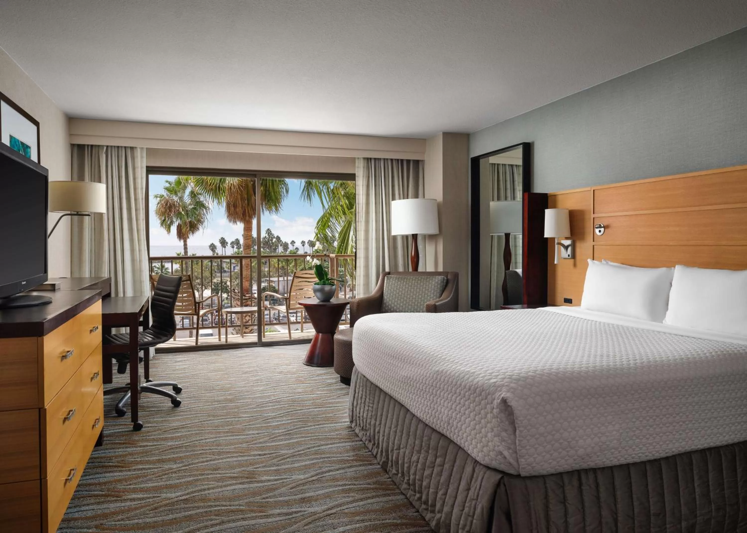 Bedroom, Bed in Sonesta Redondo Beach and Marina