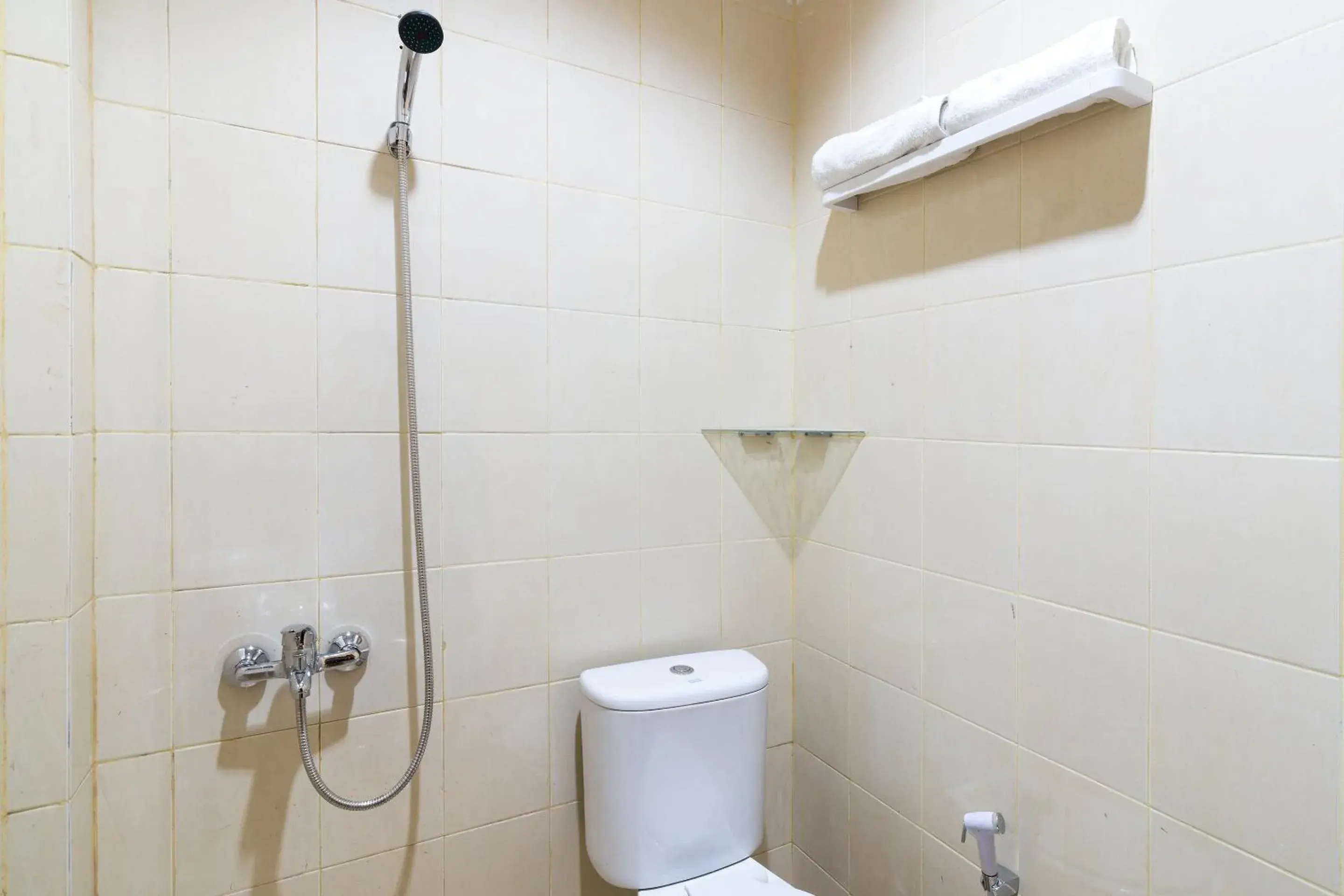 Bathroom in OYO 1431 Travel-inn