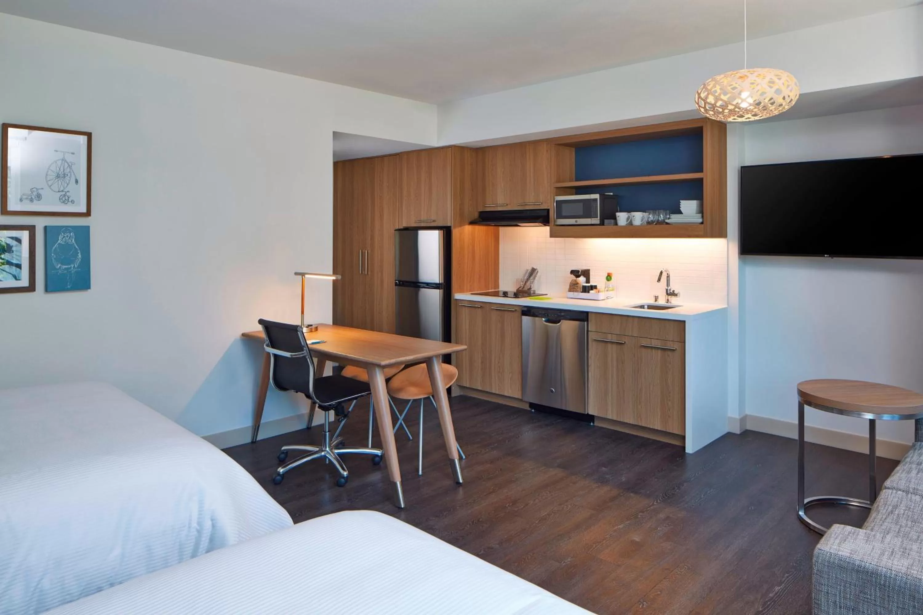 Kitchen or kitchenette, Bed in Element Seattle Redmond