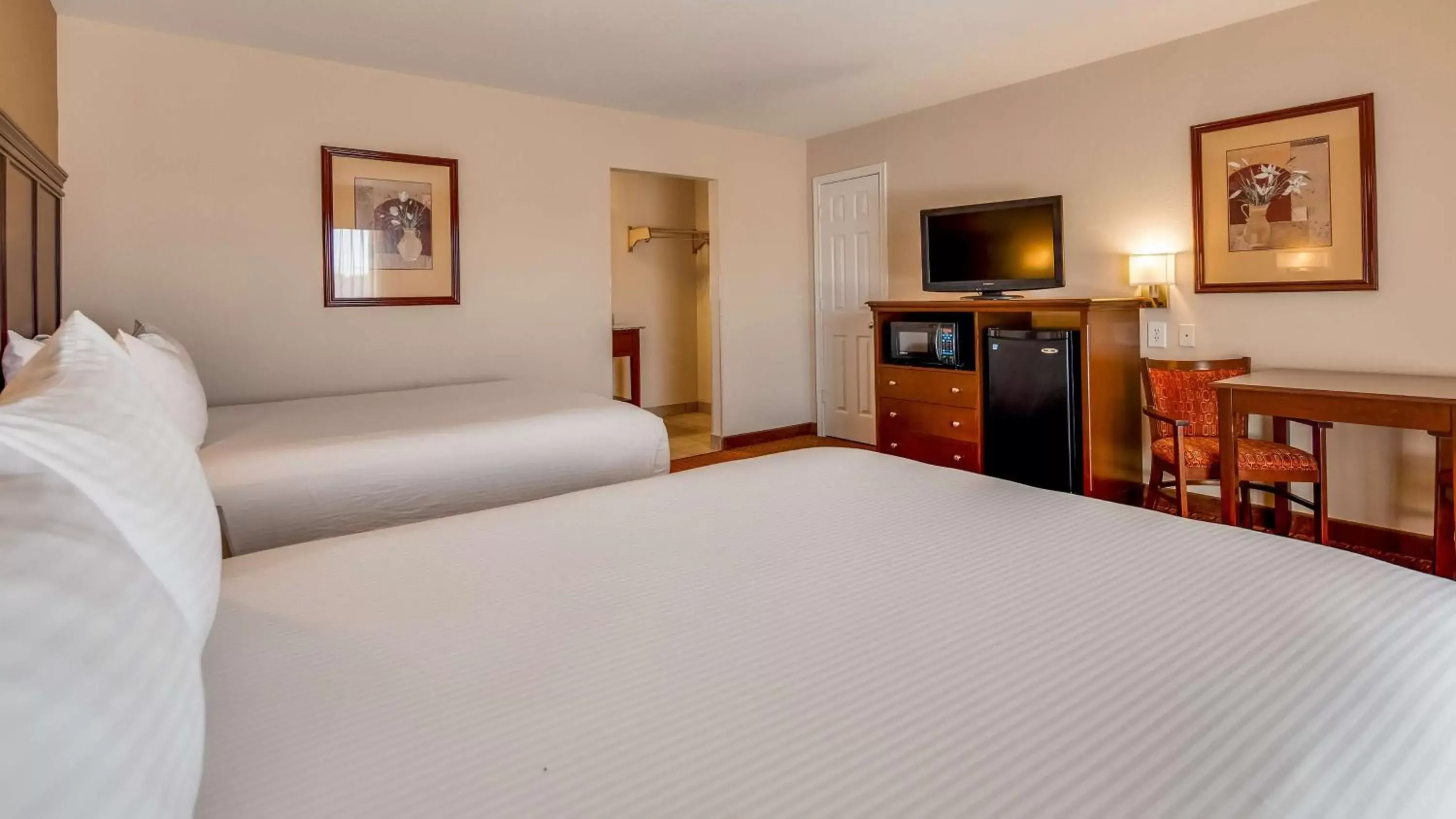 Photo of the whole room, Bed in Best Western Canton Inn
