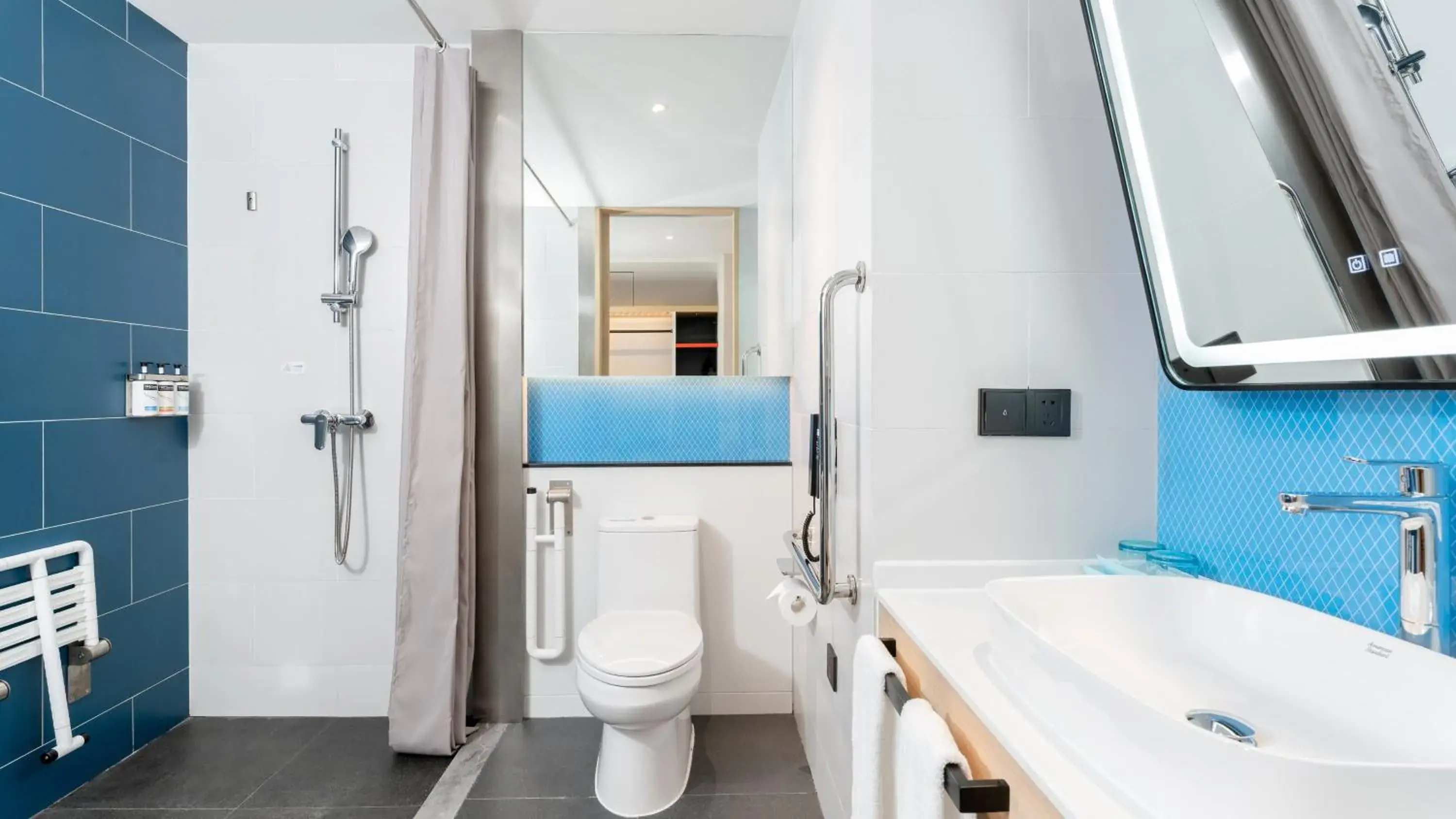 Photo of the whole room, Bathroom in Holiday Inn Express Dalian Golden Pebble Beach, an IHG Hotel