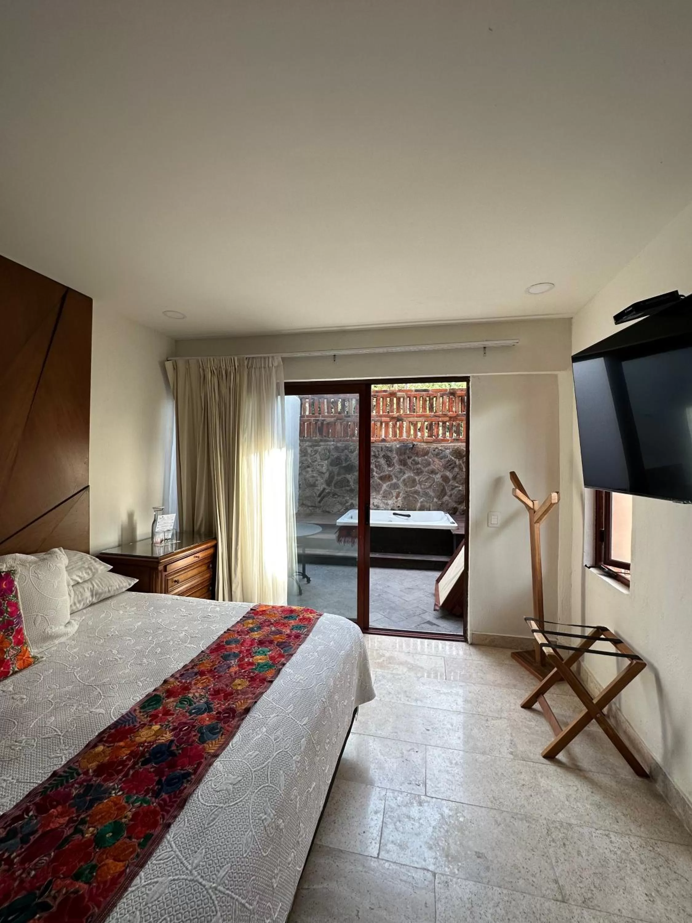 Bed in Hotel Lindo Ajijic Bed & Breakfast