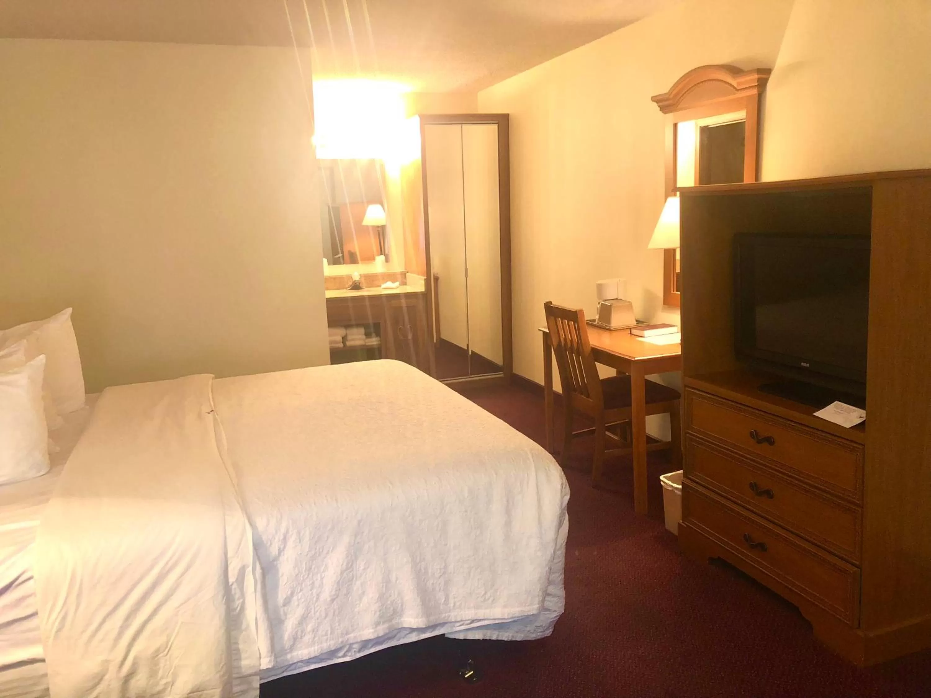 Bed in Honeysuckle Inn & Conference Center