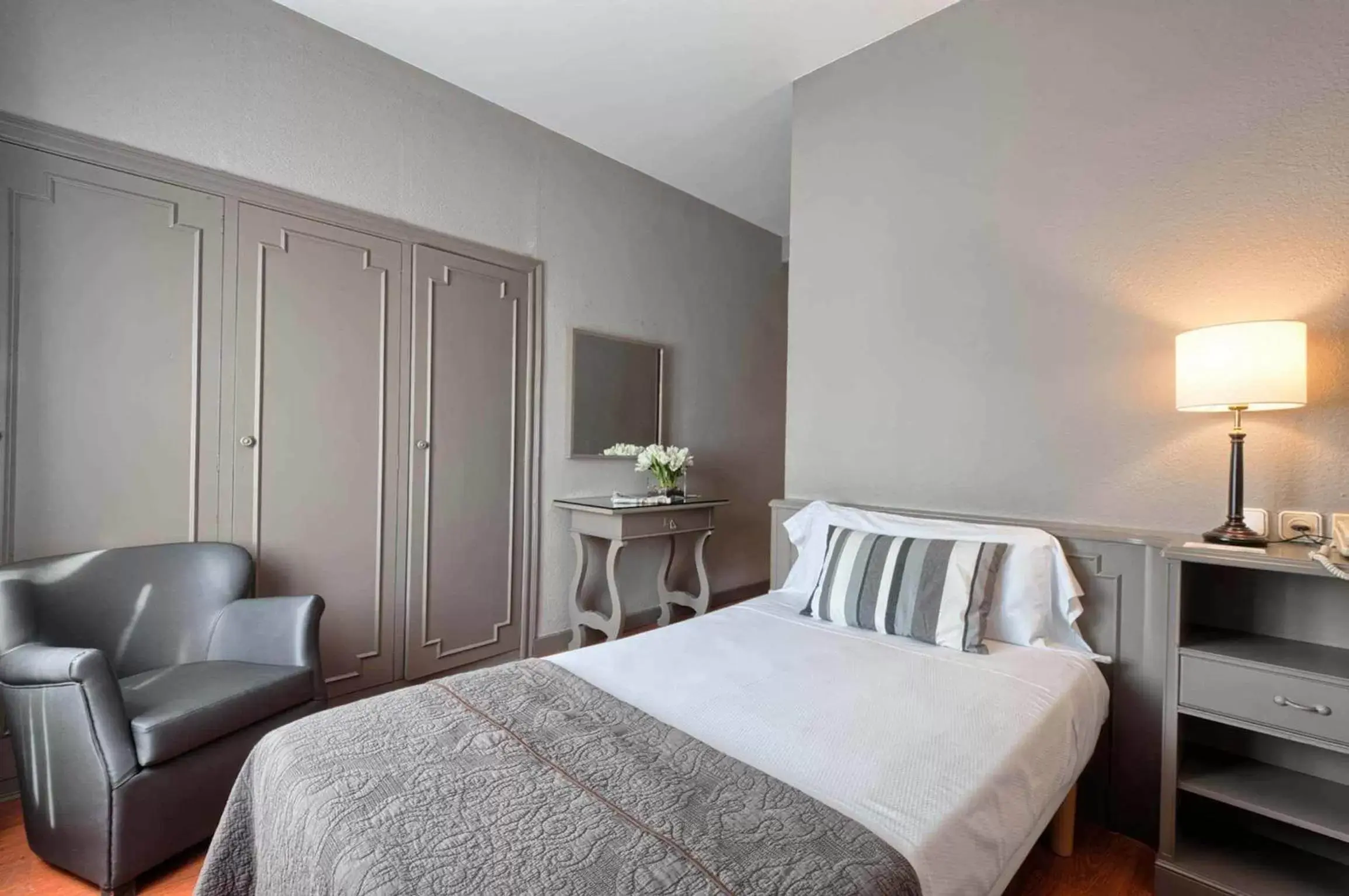Bedroom, Bed in Hotel Paseo De Gracia