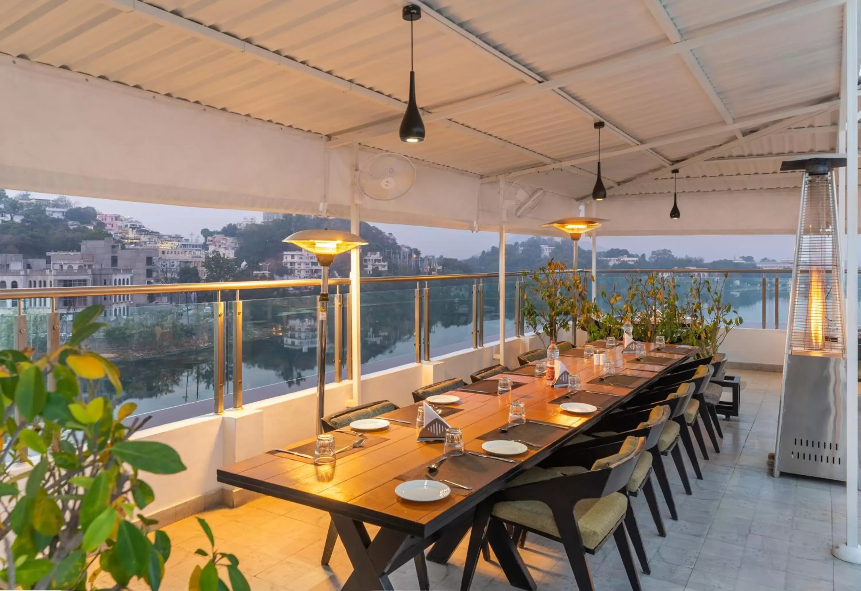 Balcony/Terrace, Restaurant/Places to Eat in Rajdarshan - A Lake View Hotel in Udaipur