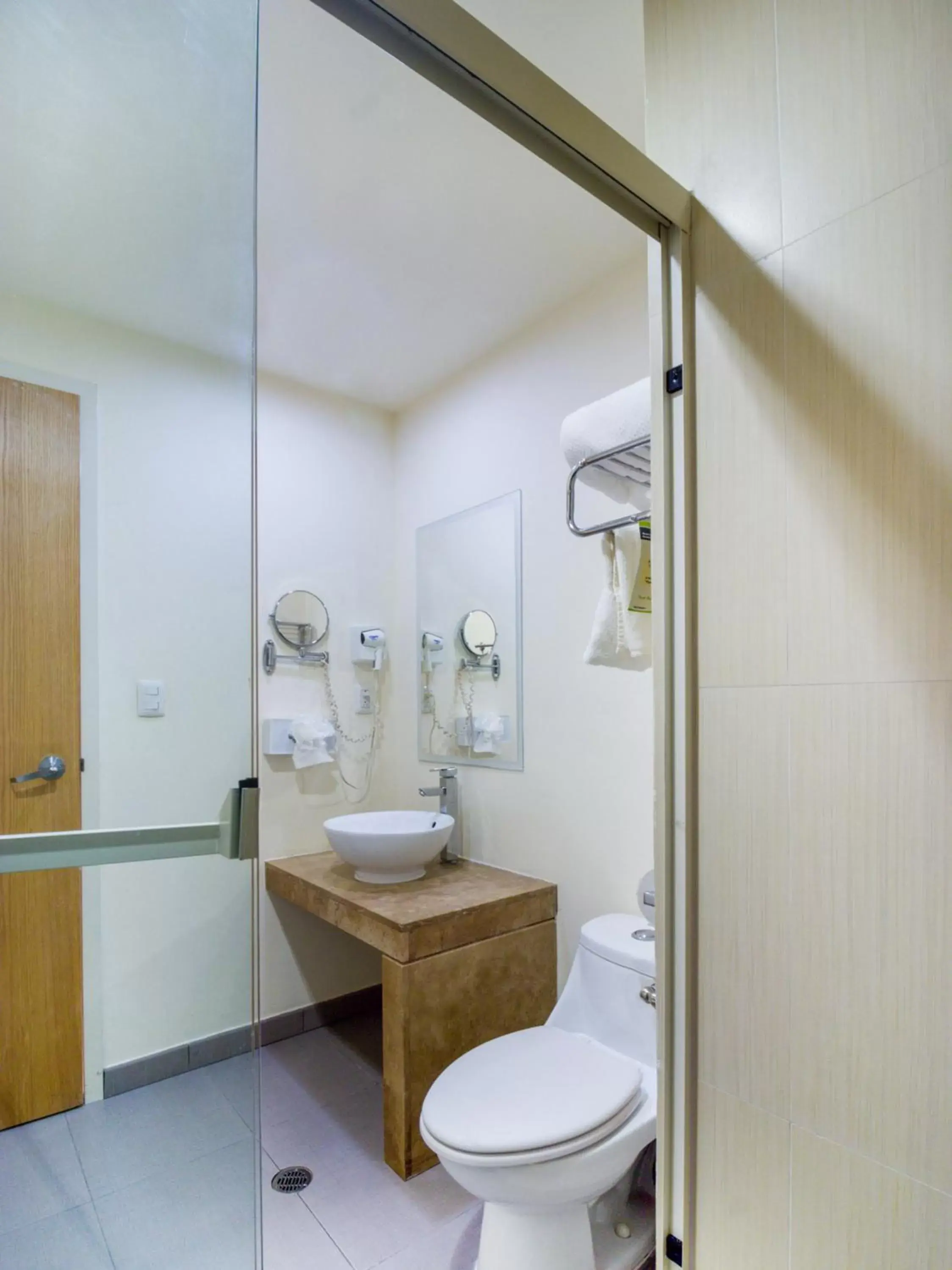 Bathroom in Capital O Hotel Herederos, Piedras Negras