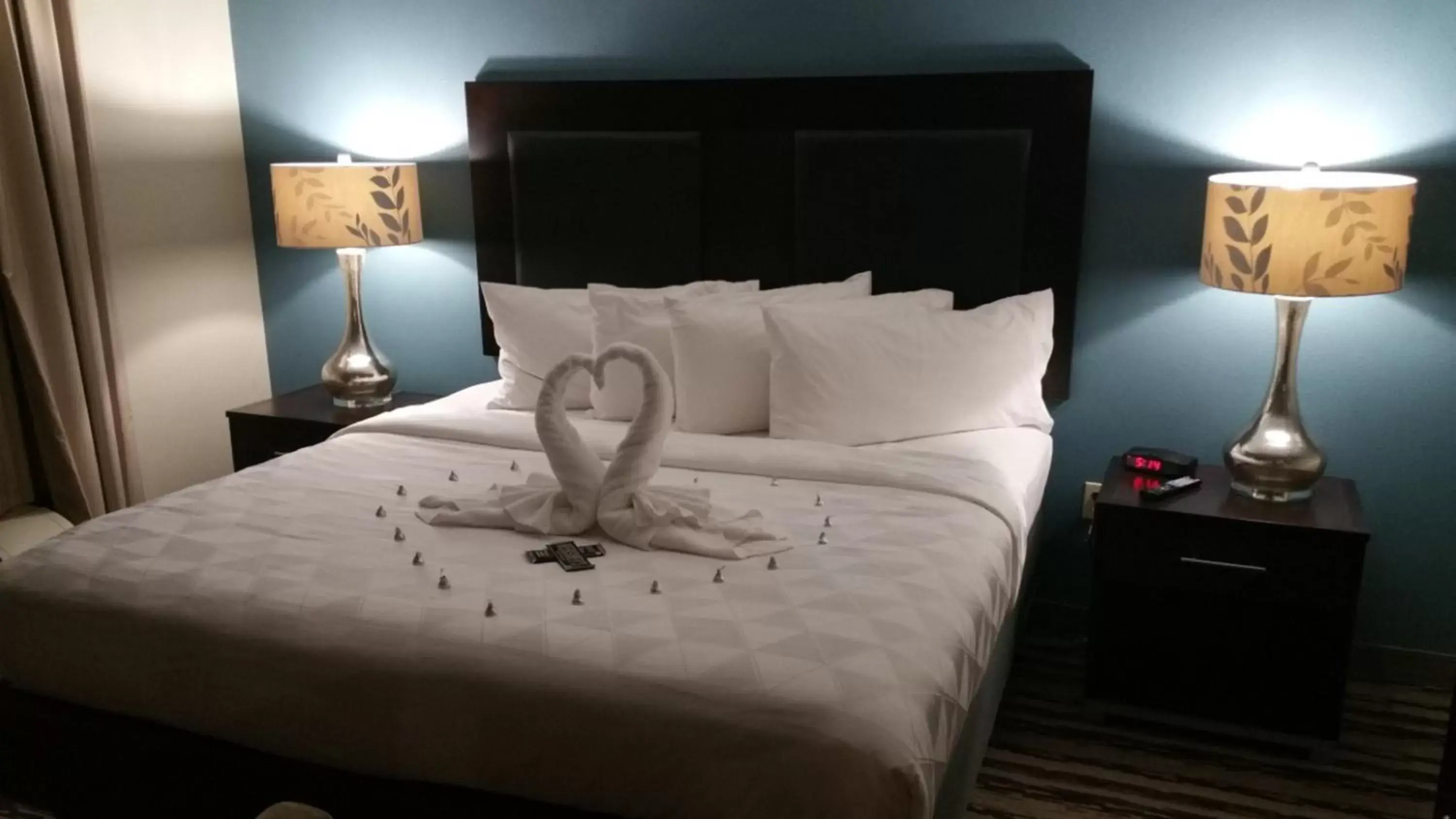 Bedroom, Bed in Holiday Inn Harrisburg East by IHG Bedroom, Bed in Holiday Inn Harrisburg East by IHG