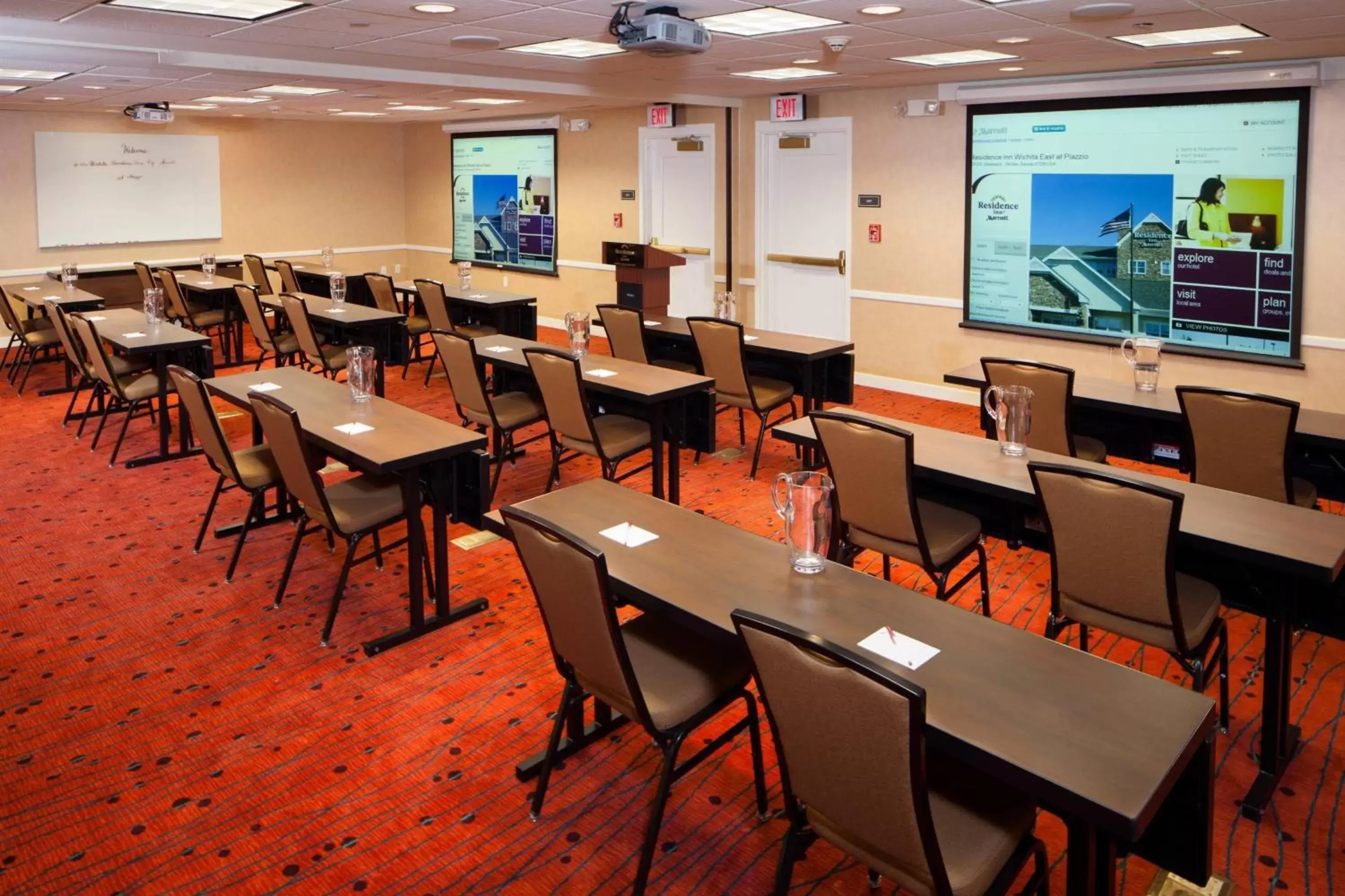 Meeting/conference room, Restaurant/Places to Eat in Residence Inn by Marriott Wichita East At Plazzio