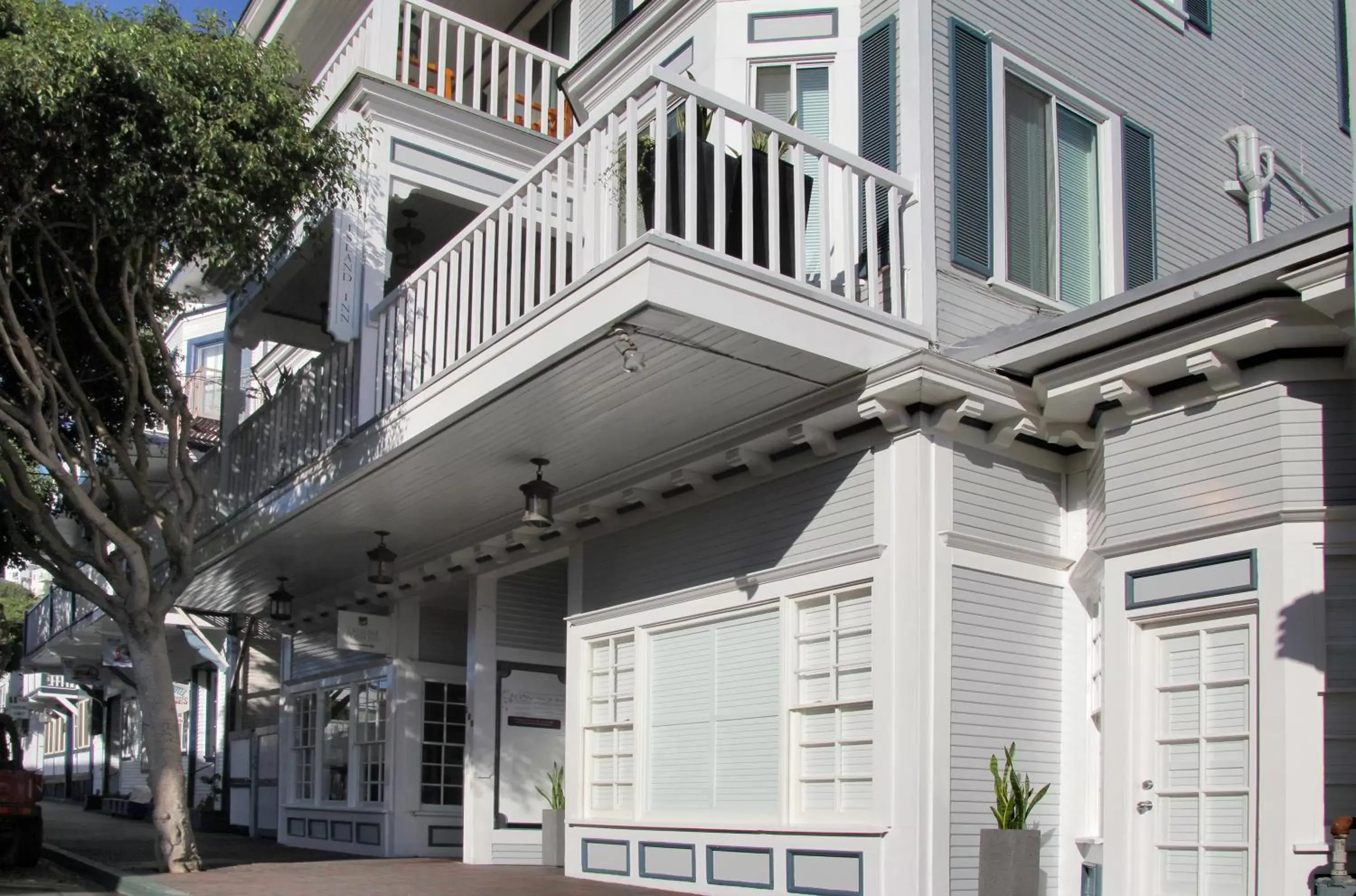 Property building in Catalina Island Inn Property building in Catalina Island Inn
