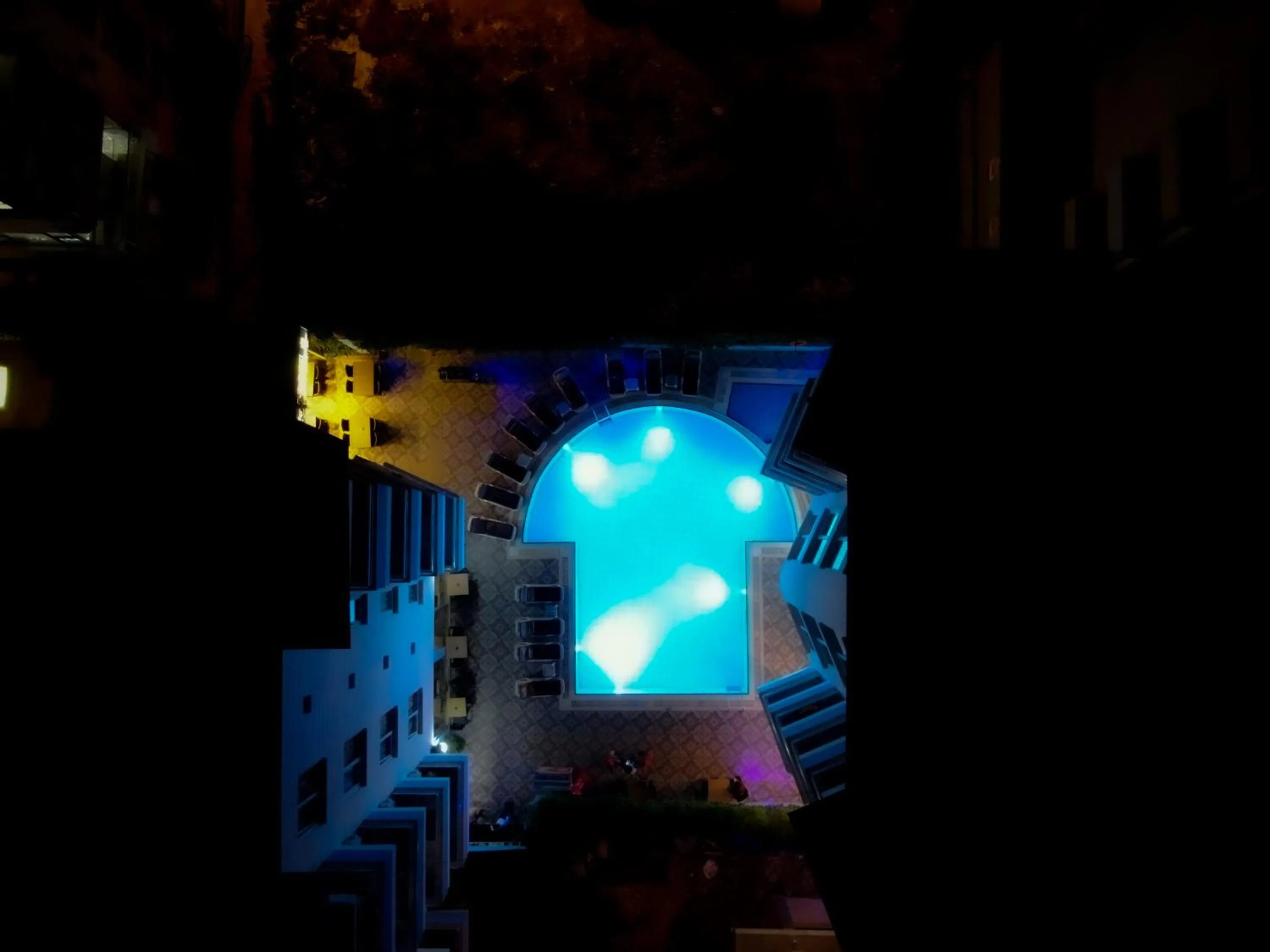 Swimming pool in Hawaii Suite Beach Hotel