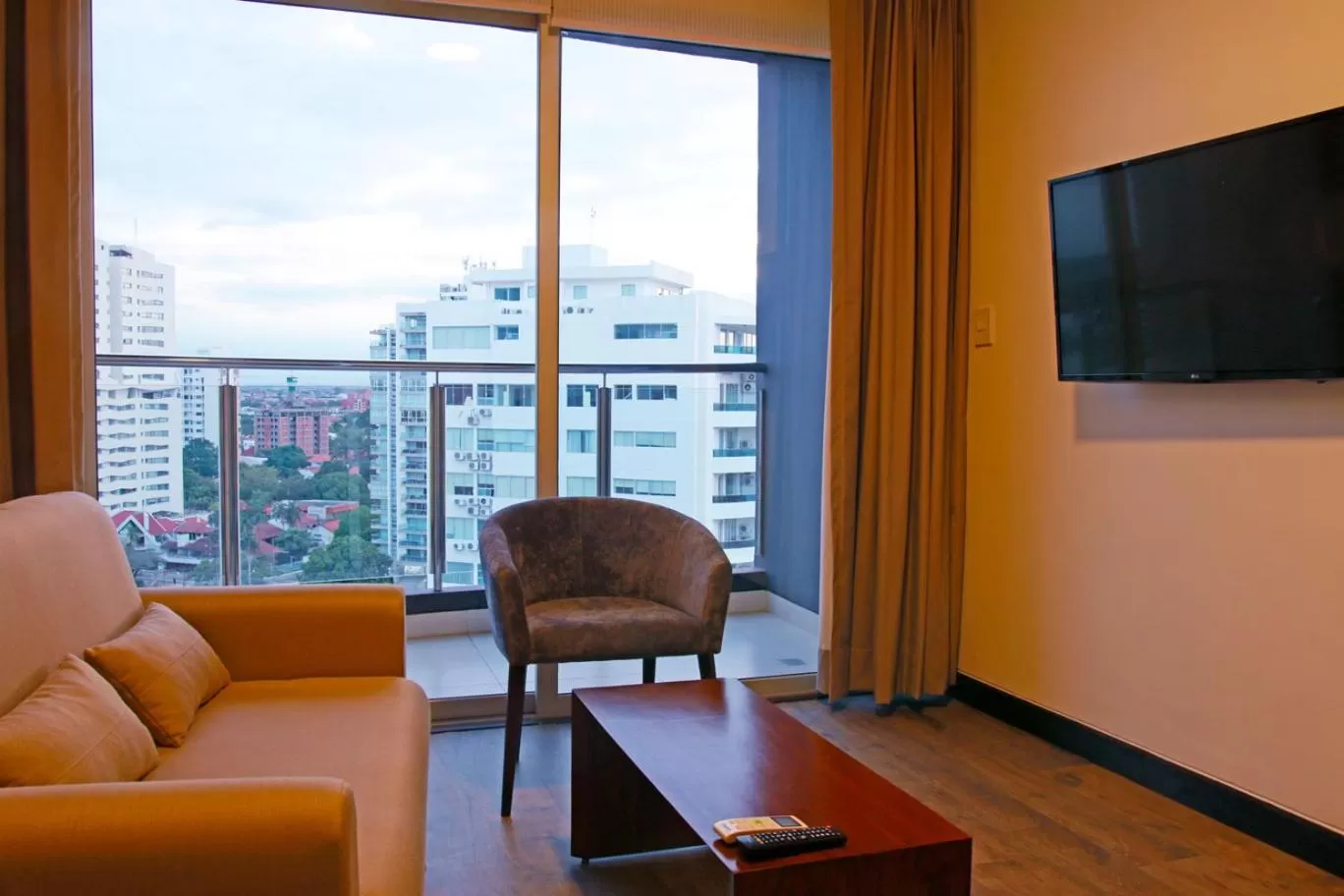 Communal lounge/ TV room in Urban Suites Apart Hotel