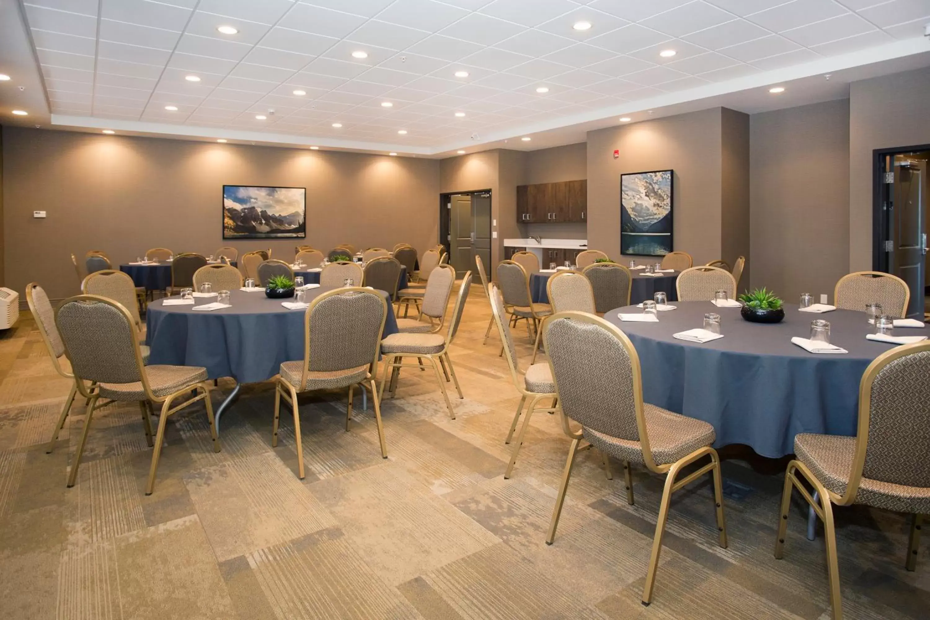 Banquet/Function facilities, Restaurant/Places to Eat in Wingate by Wyndham Calgary Airport