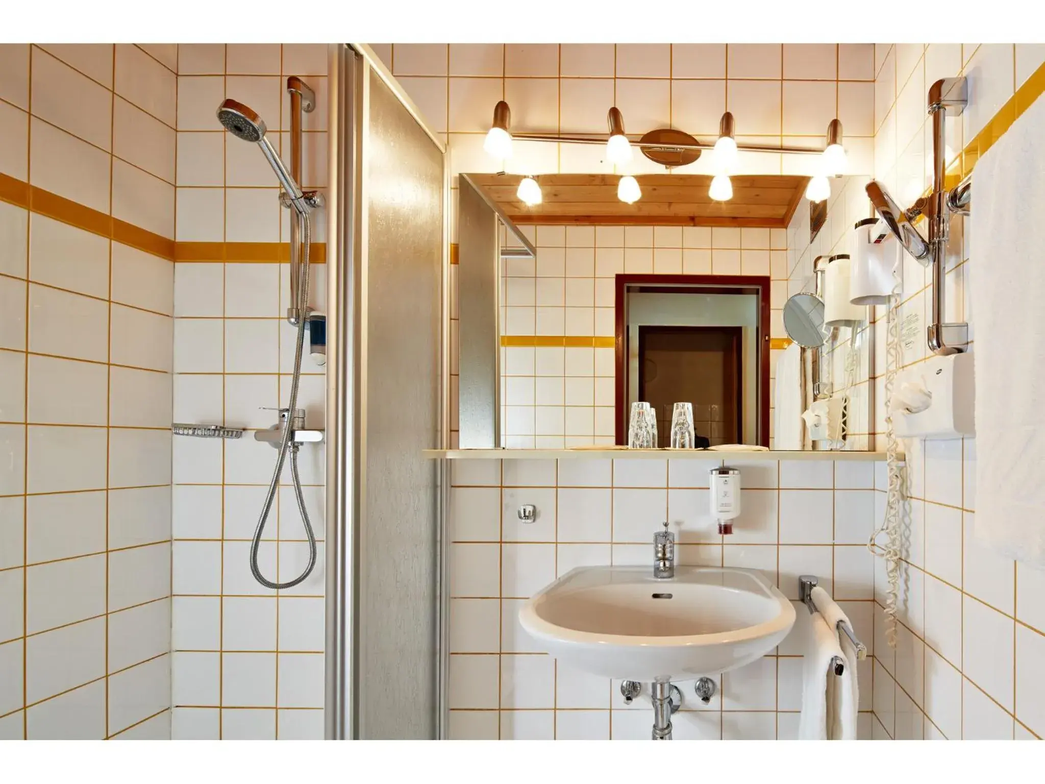 Bathroom in Hotel Fischerwirt Zell am See