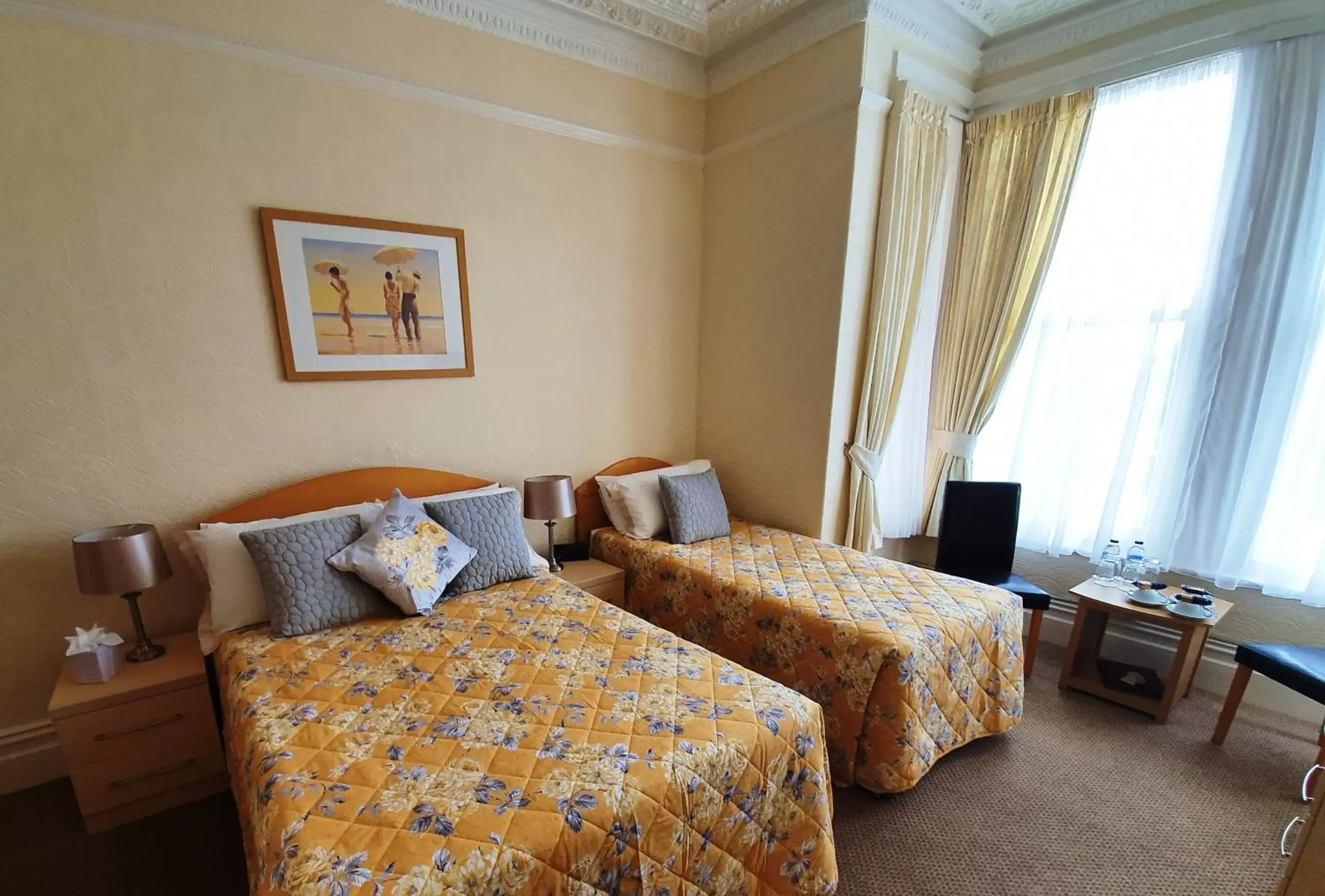 One-Bedroom Suite in Cleve Court Hotel