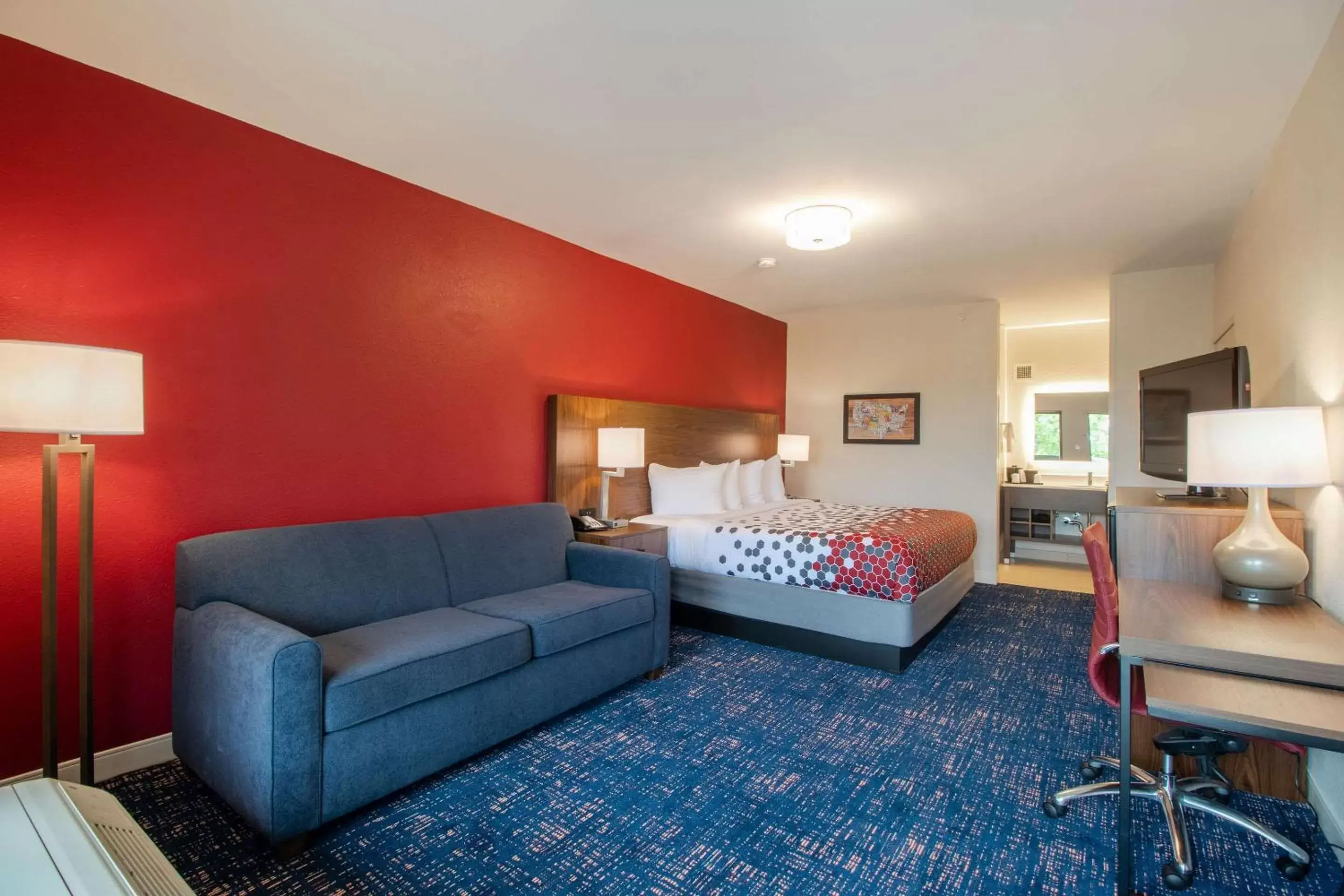 Bedroom in Econo Lodge Inn & Suites Foley-North Gulf Shores