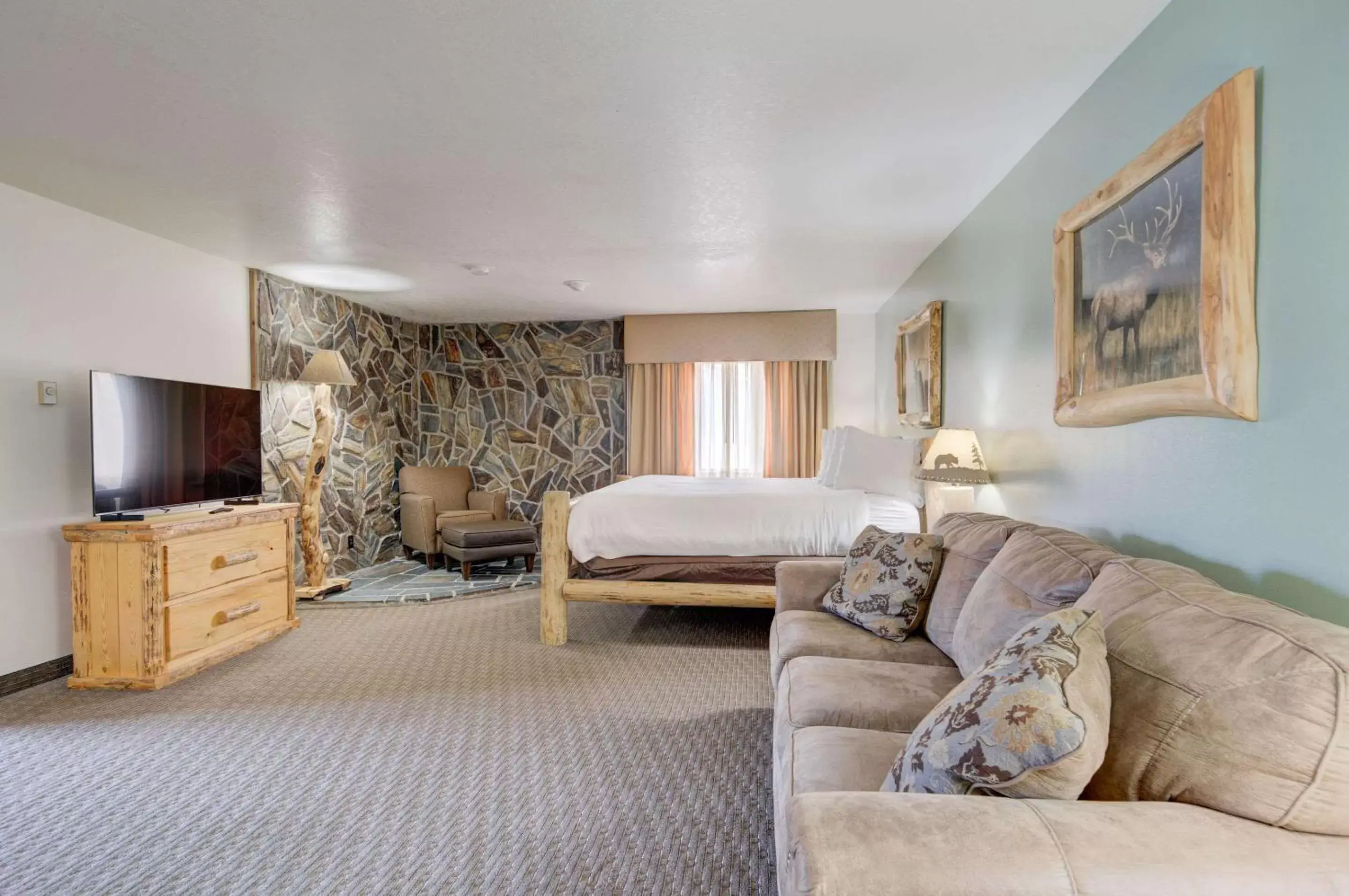 Bedroom, Seating Area in The Ridgeline Hotel at Yellowstone, Ascend Hotel Collection