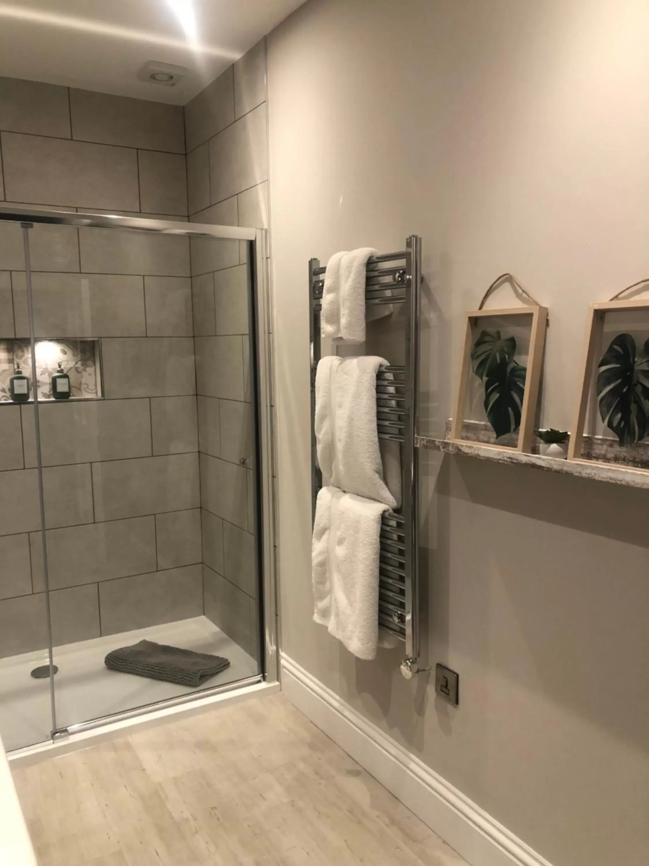 Shower, Bathroom in The Skreen