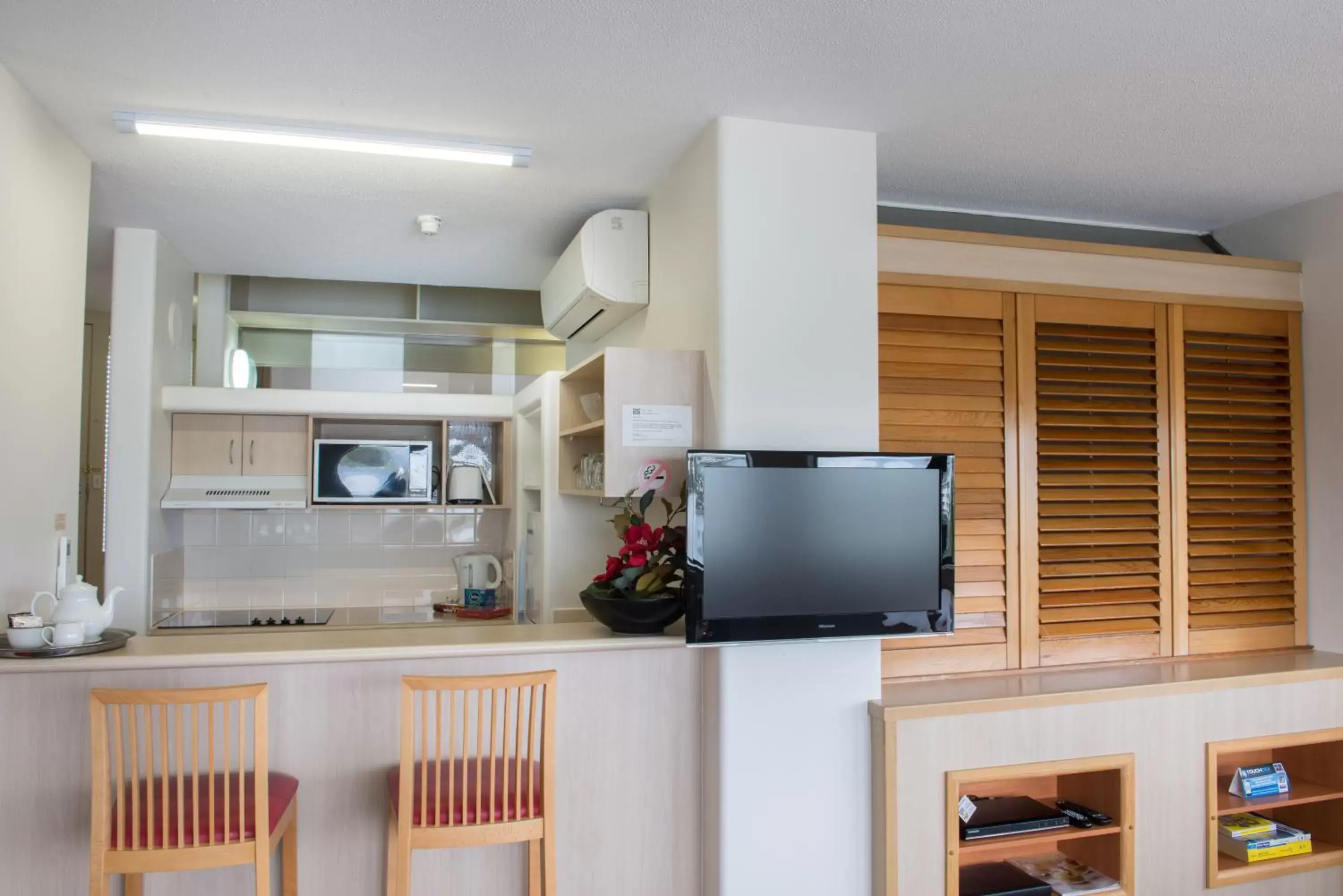 TV and multimedia, TV/Entertainment Center in Tiki Hotel Apartments Surfers Paradise