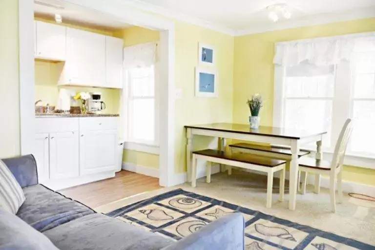 Kitchen/Kitchenette in 2 River Road Inn Cottages