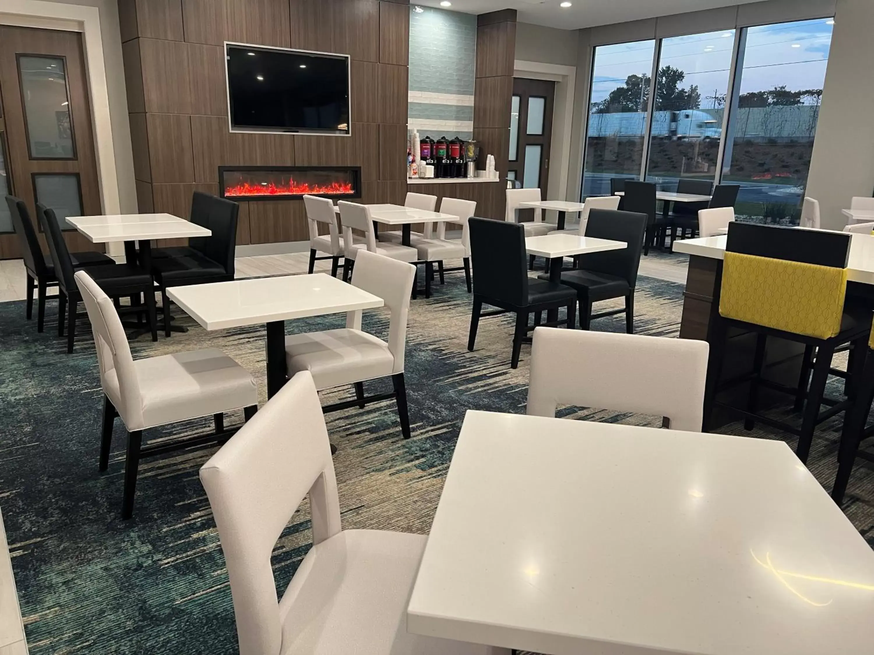 Lobby or reception, Restaurant/Places to Eat in La Quinta Inn & Suites by Wyndham Valdosta