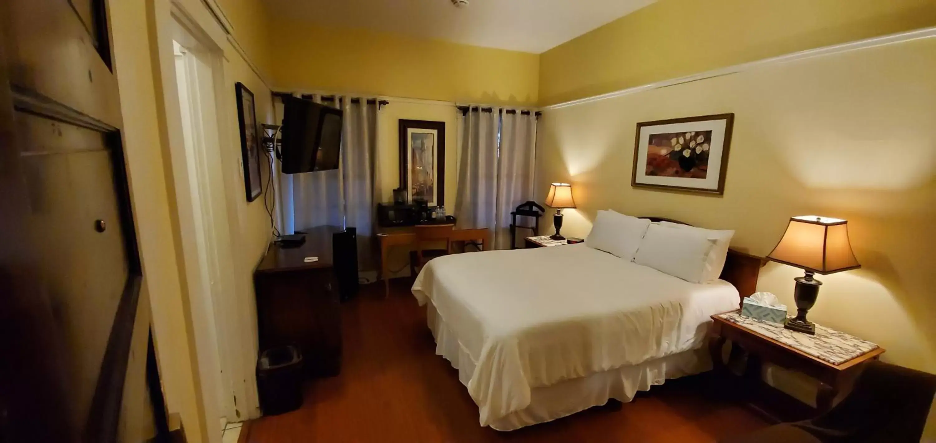 Photo of the whole room, Bed in Glen Tavern Inn Photo of the whole room, Bed in Glen Tavern Inn