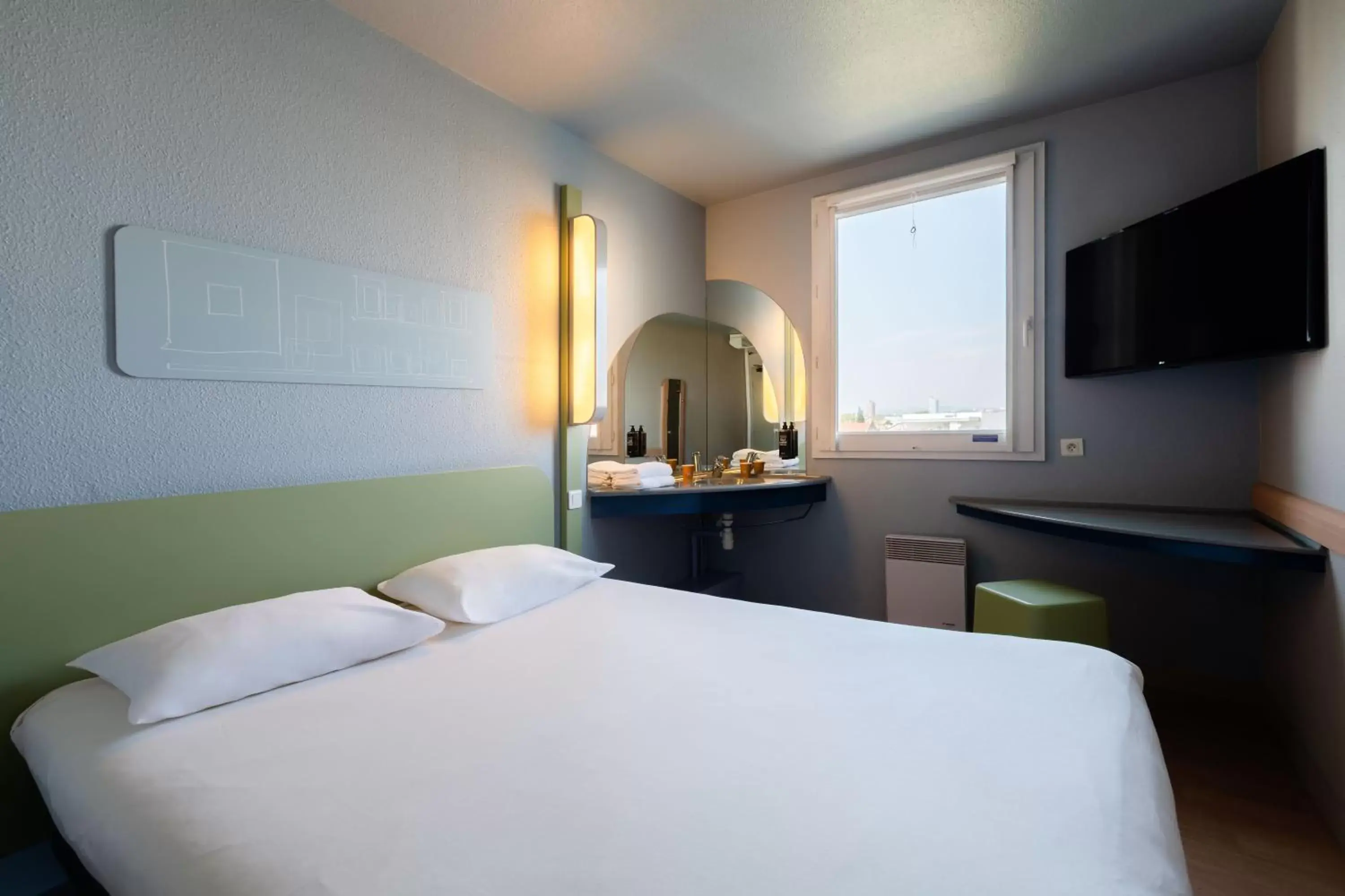 Photo of the whole room, Bed in ibis budget Lyon Villeurbanne