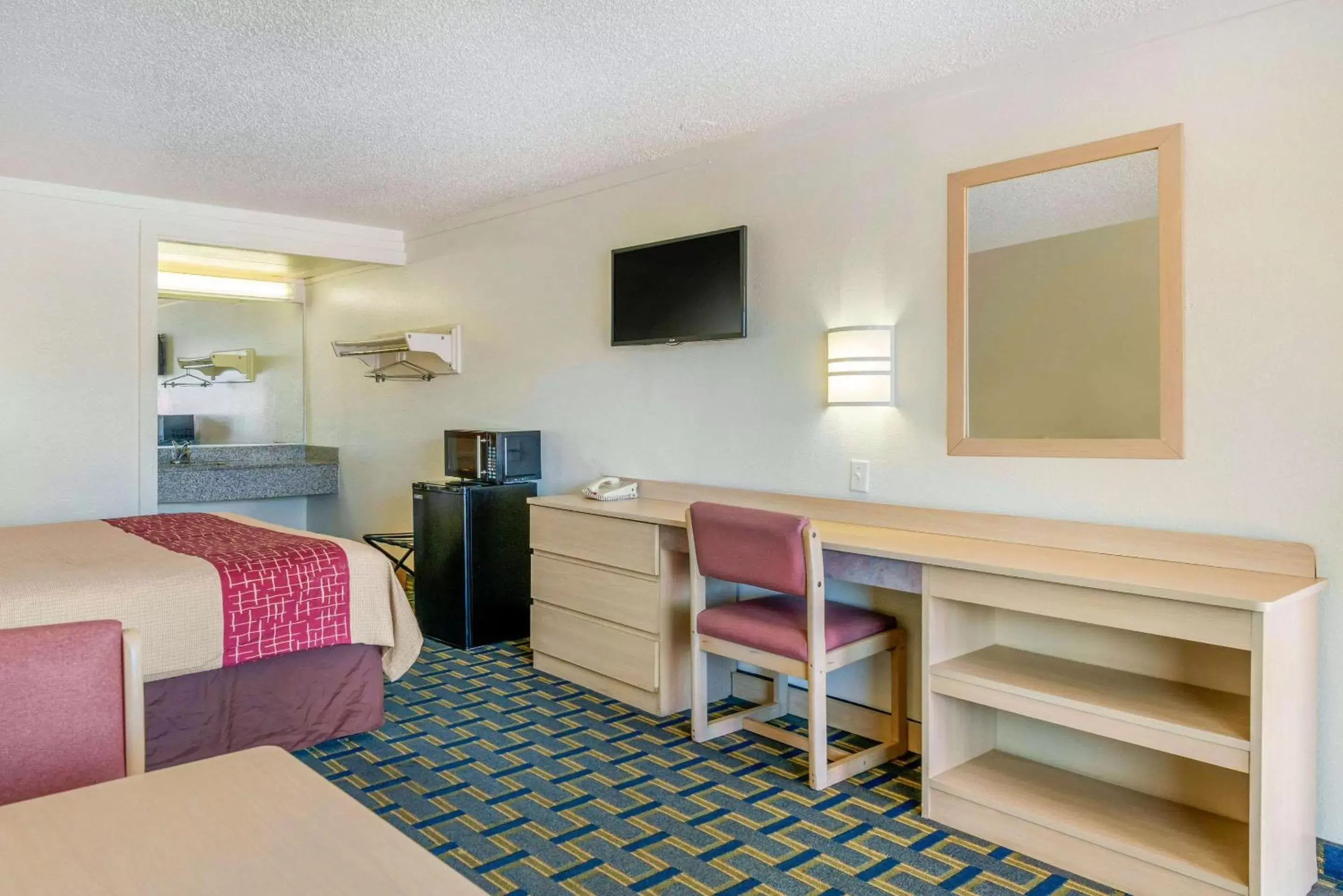 Photo of the whole room, TV/Entertainment Center in Rodeway Inn Hilliard/Columbus