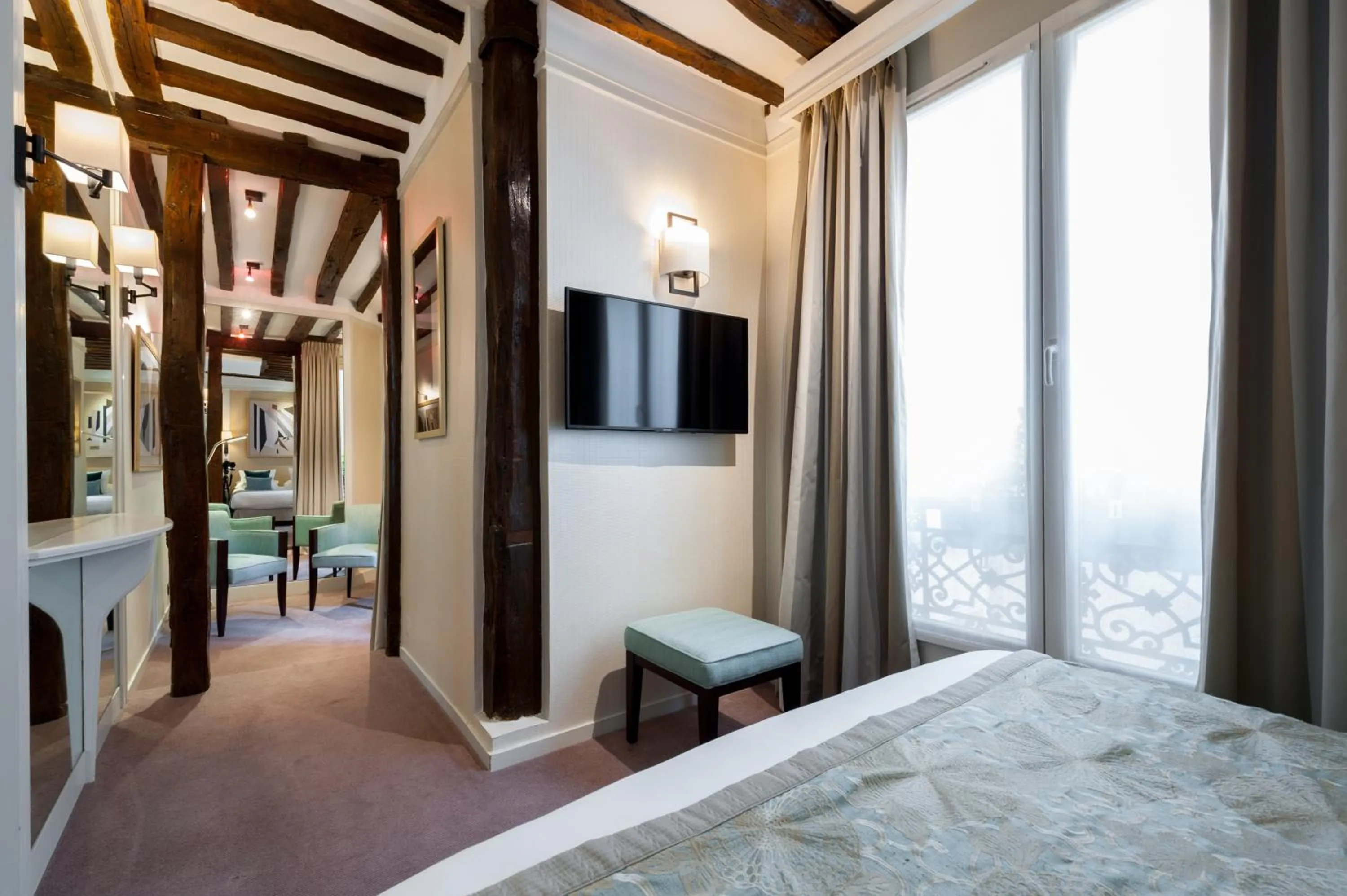 Photo of the whole room, Bed in Best Western Plus Hotel Sydney Opera