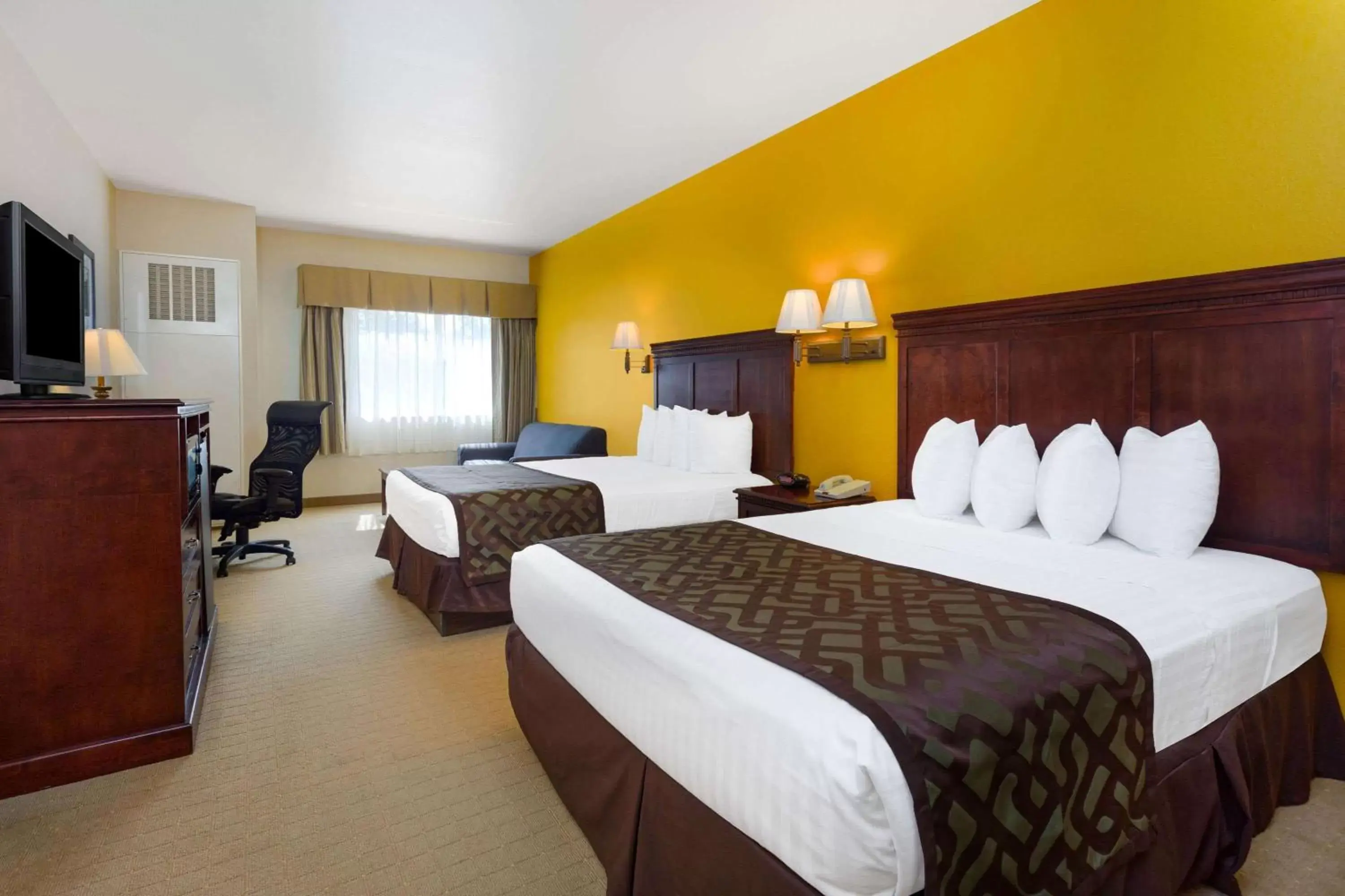 Photo of the whole room, Bed in Montcler Hotel & Conference Center, Trademark by Wyndham Photo of the whole room, Bed in Montcler Hotel & Conference Center, Trademark by Wyndham