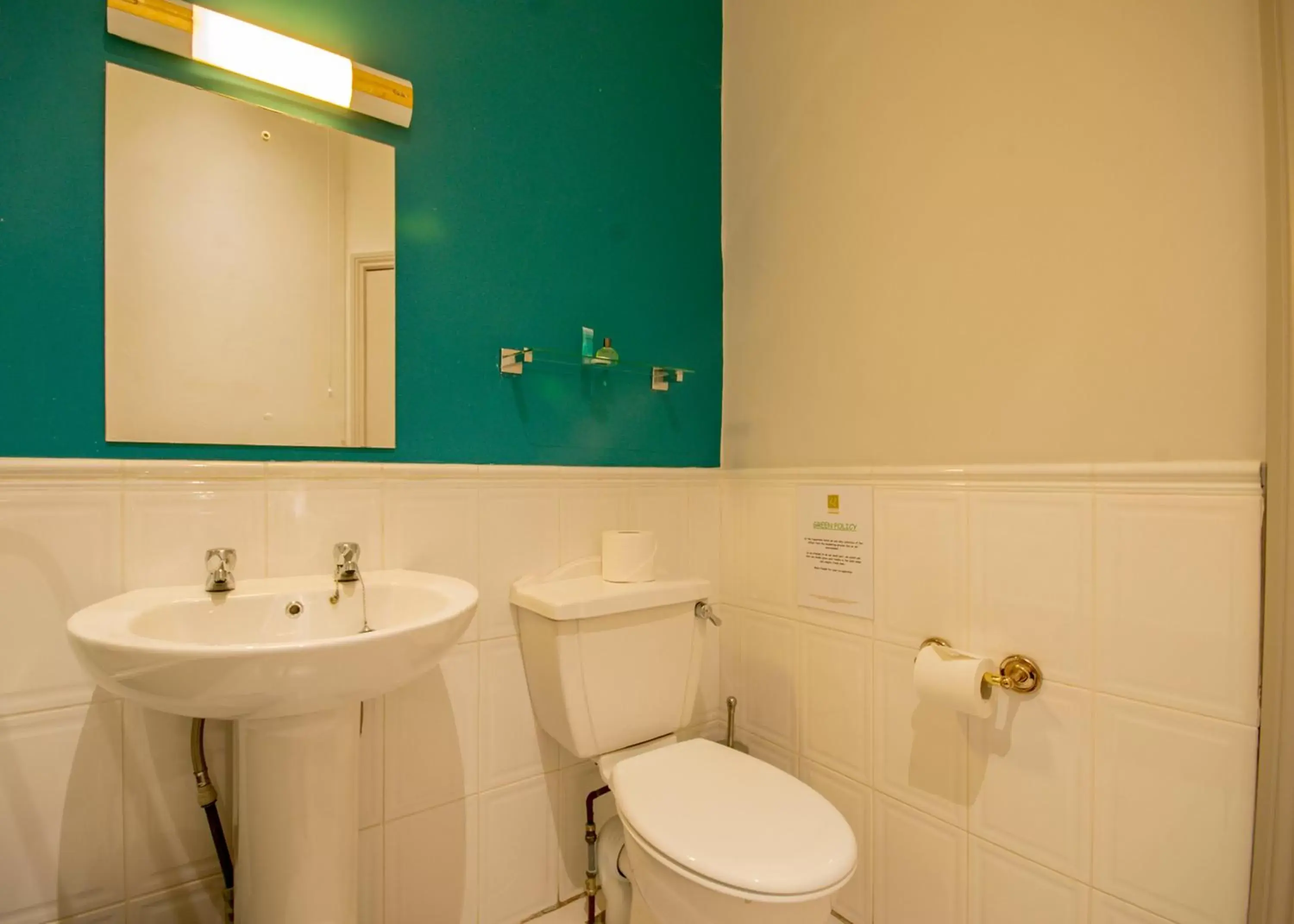 Bathroom in Coquetvale Hotel