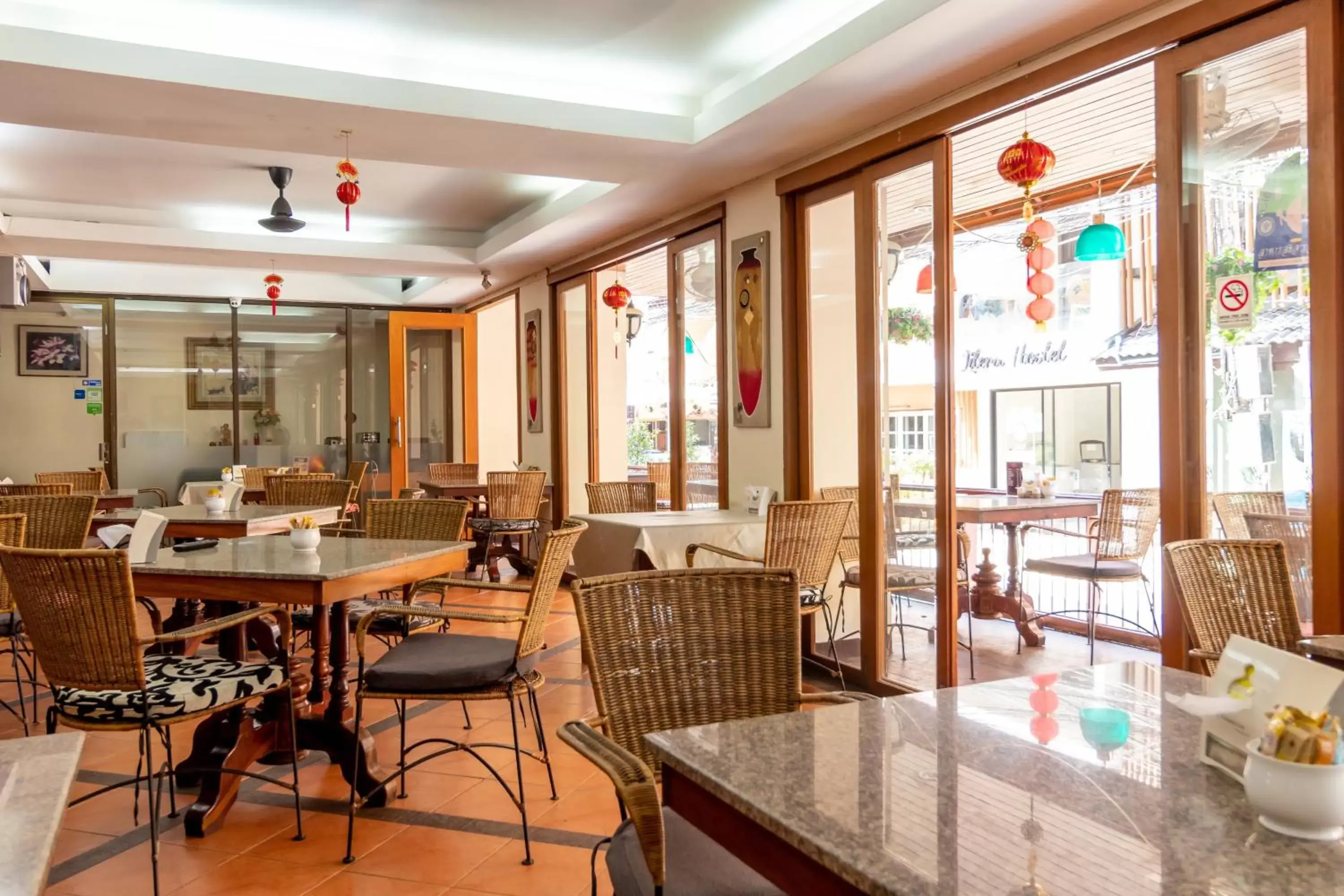 Restaurant/Places to Eat in Thipurai Beach Hotel