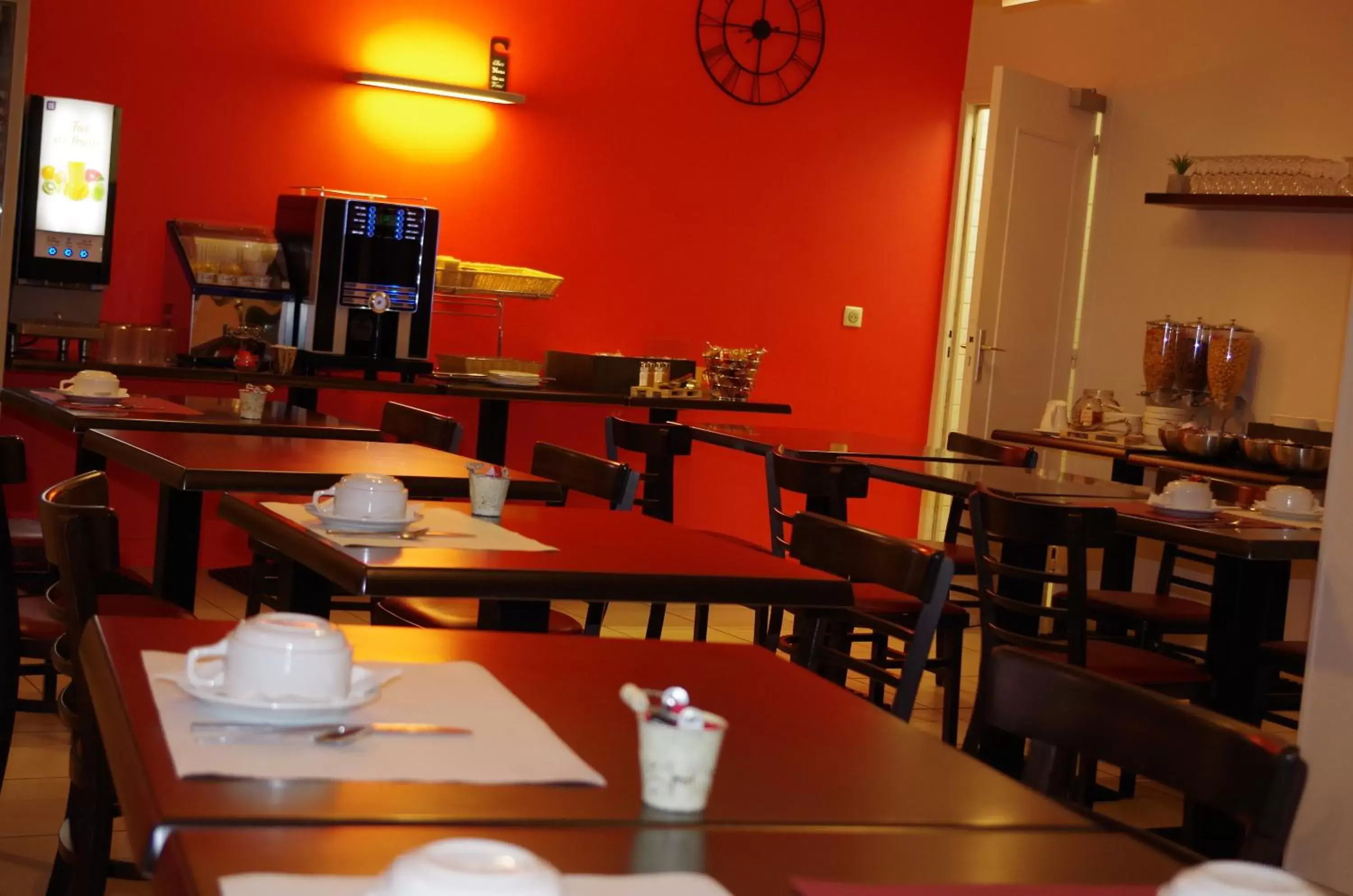 Buffet breakfast, Restaurant/Places to Eat in The Originals City, Hôtel Le Savoy, Caen (Inter-Hotel)