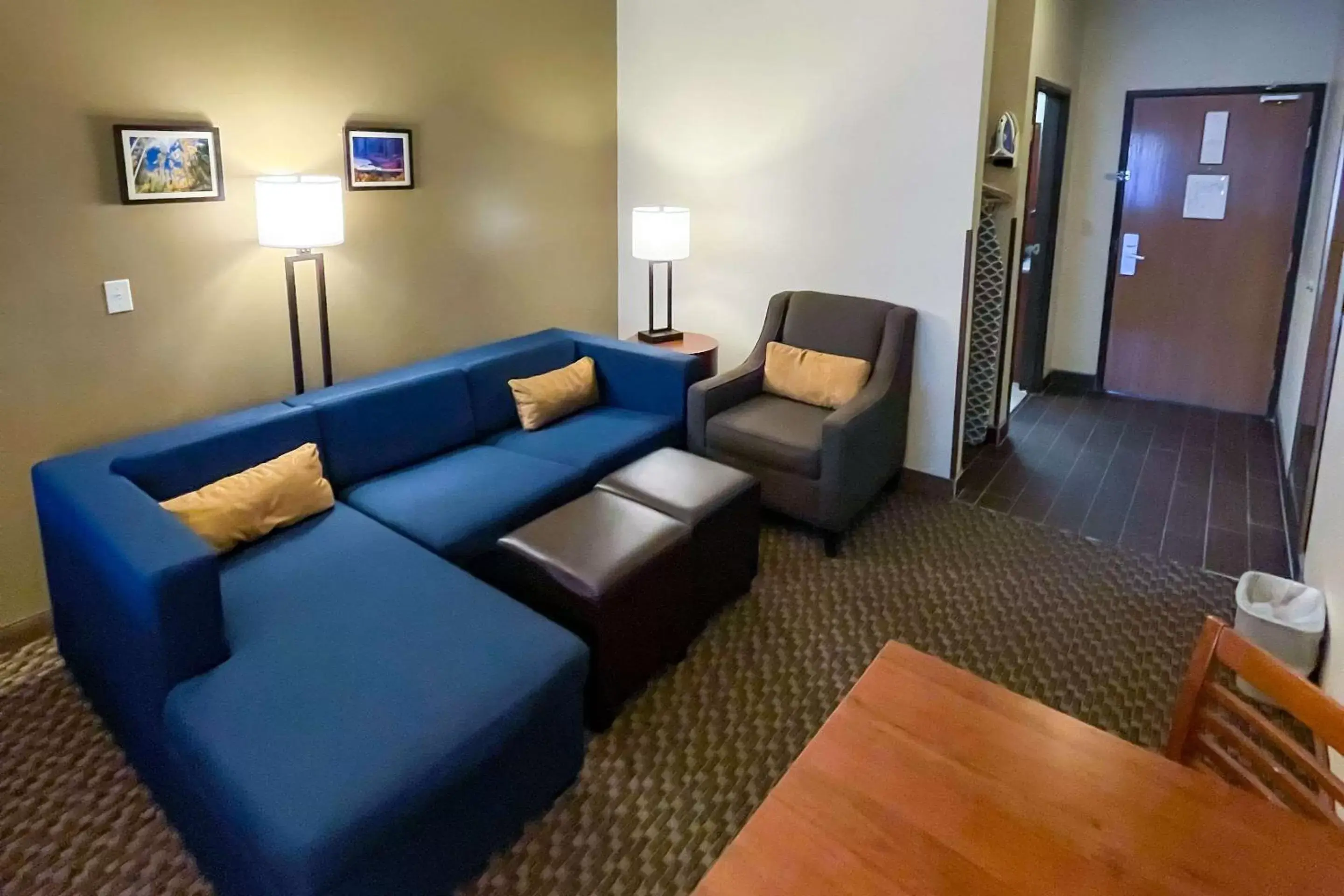 Bedroom, Seating Area in Comfort Inn & Suites Midtown