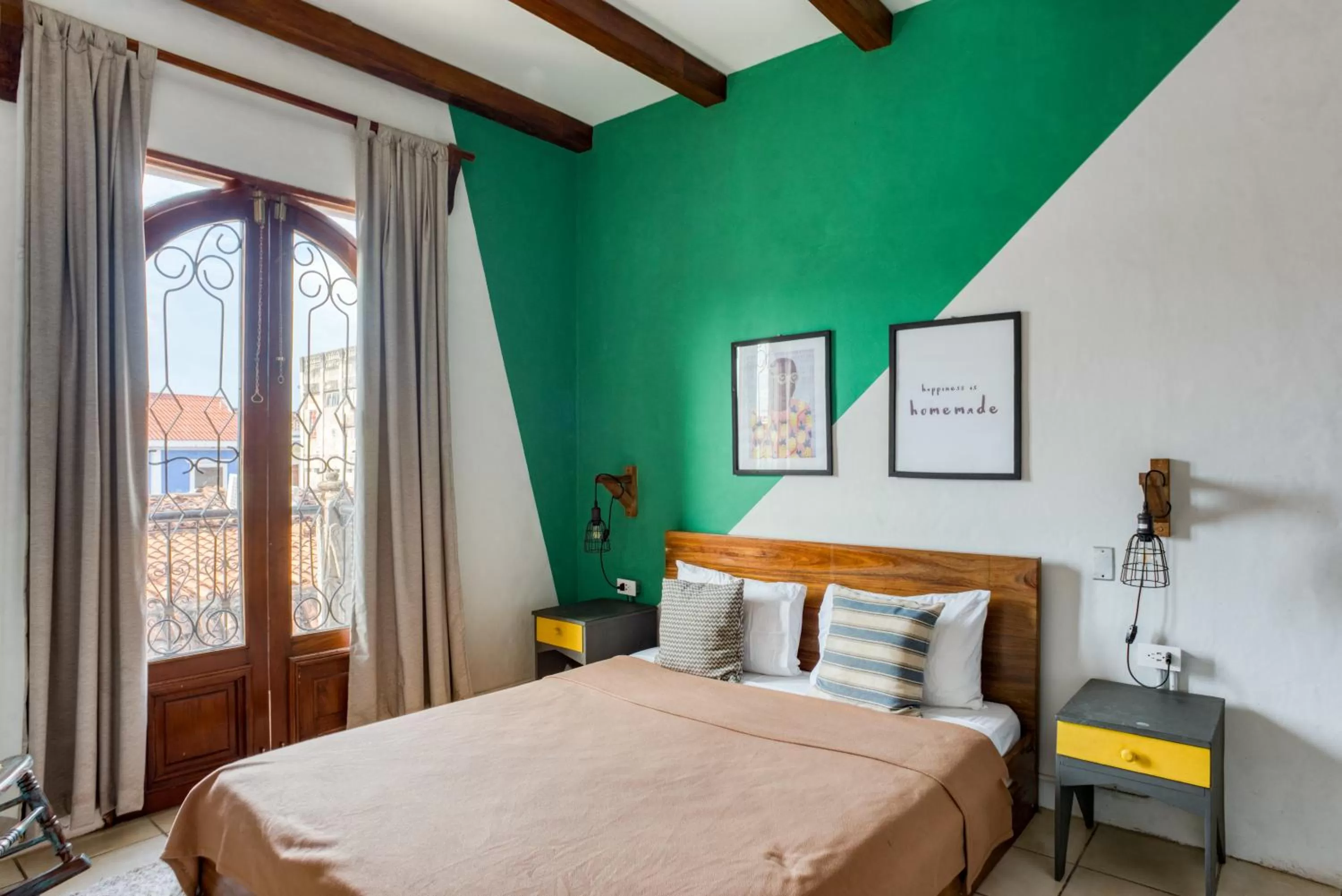 Photo of the whole room, Bed in Socialtel Granada
