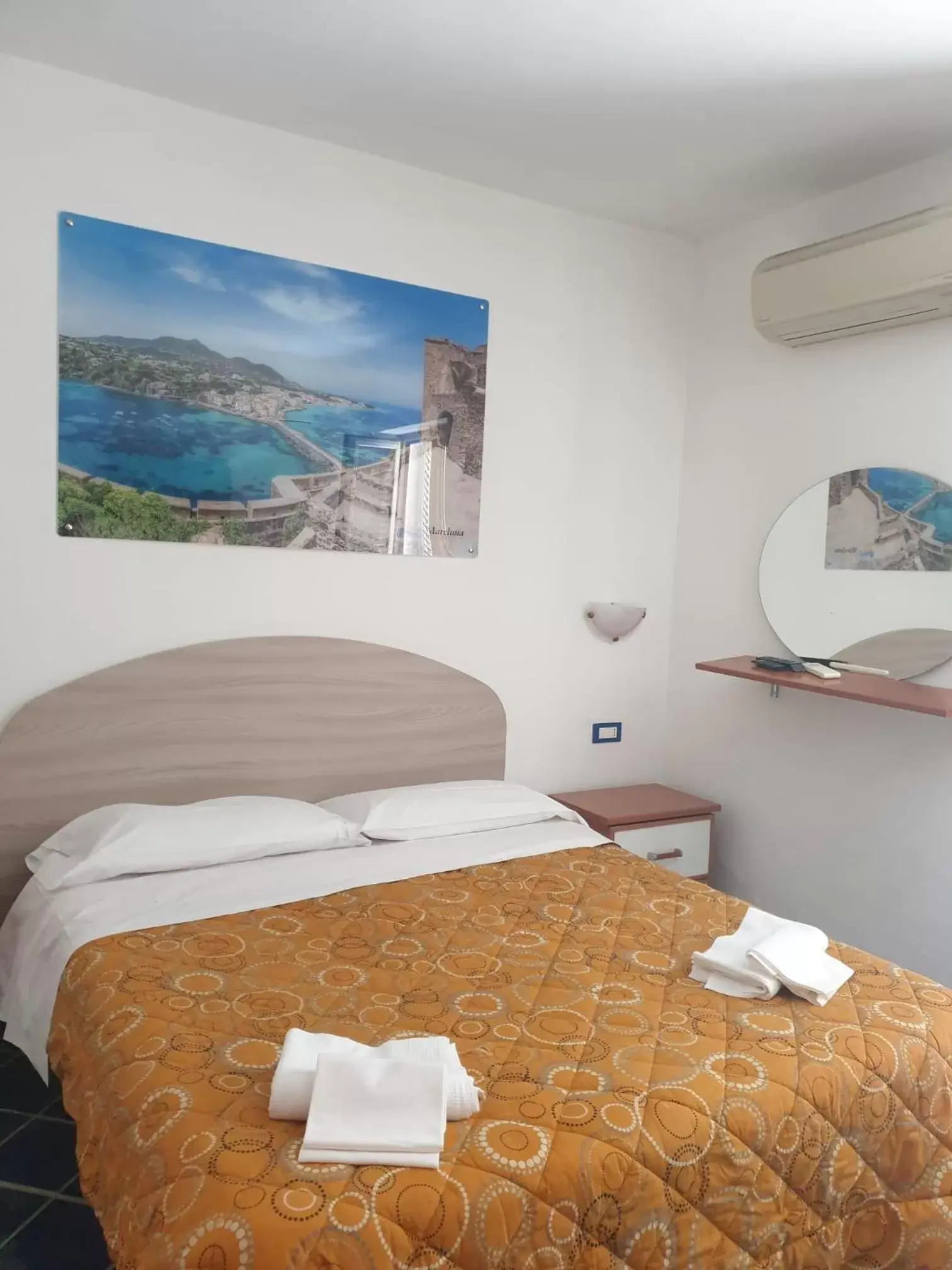 Photo of the whole room, Bed in Hotel Mareluna Ischia