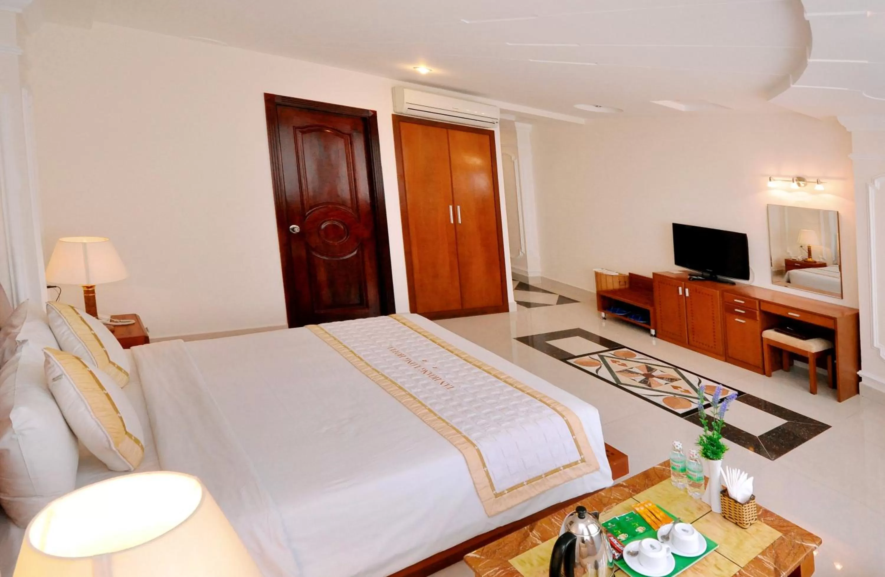 Bed in Tan Hoang Long Hotel