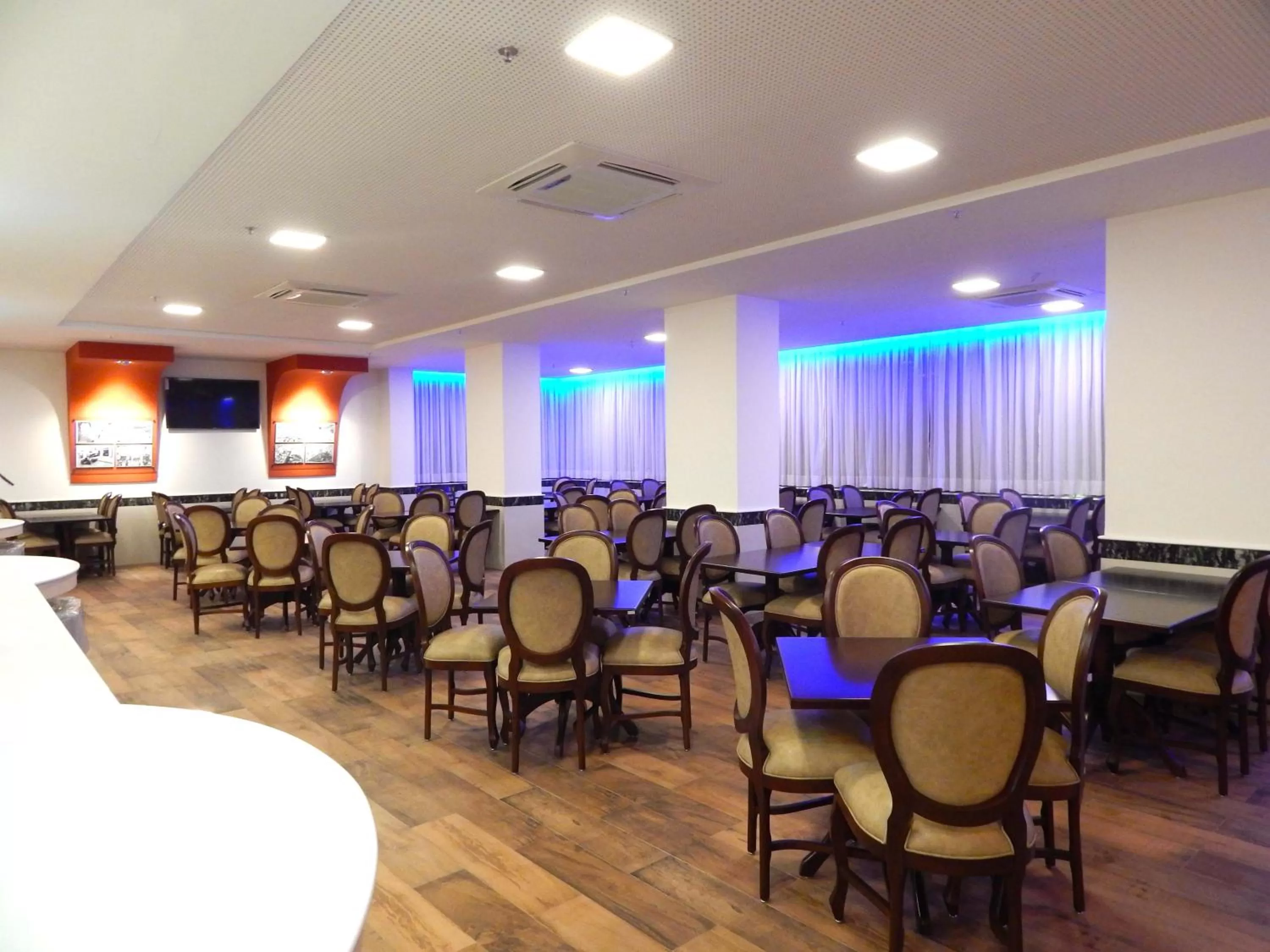 Restaurant/places to eat in Normandy Hotel