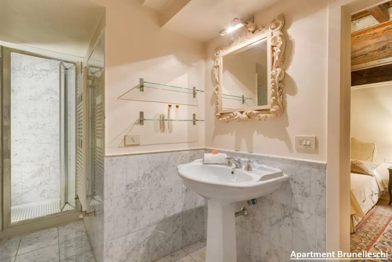 Bathroom in Palazzo Salviati by Varental