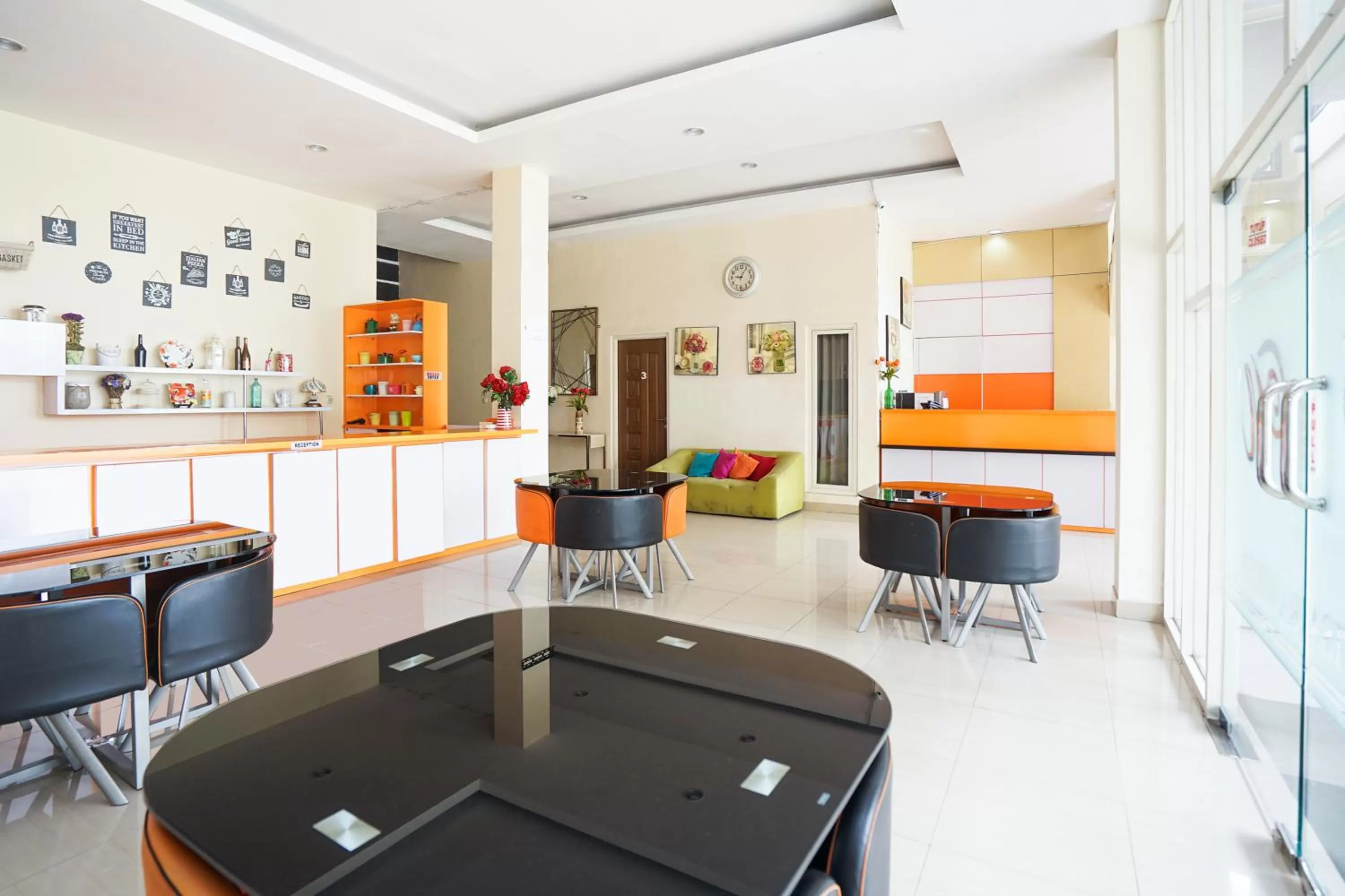 Lobby or reception in Pratisarawirya Guesthouse by ecommerceloka