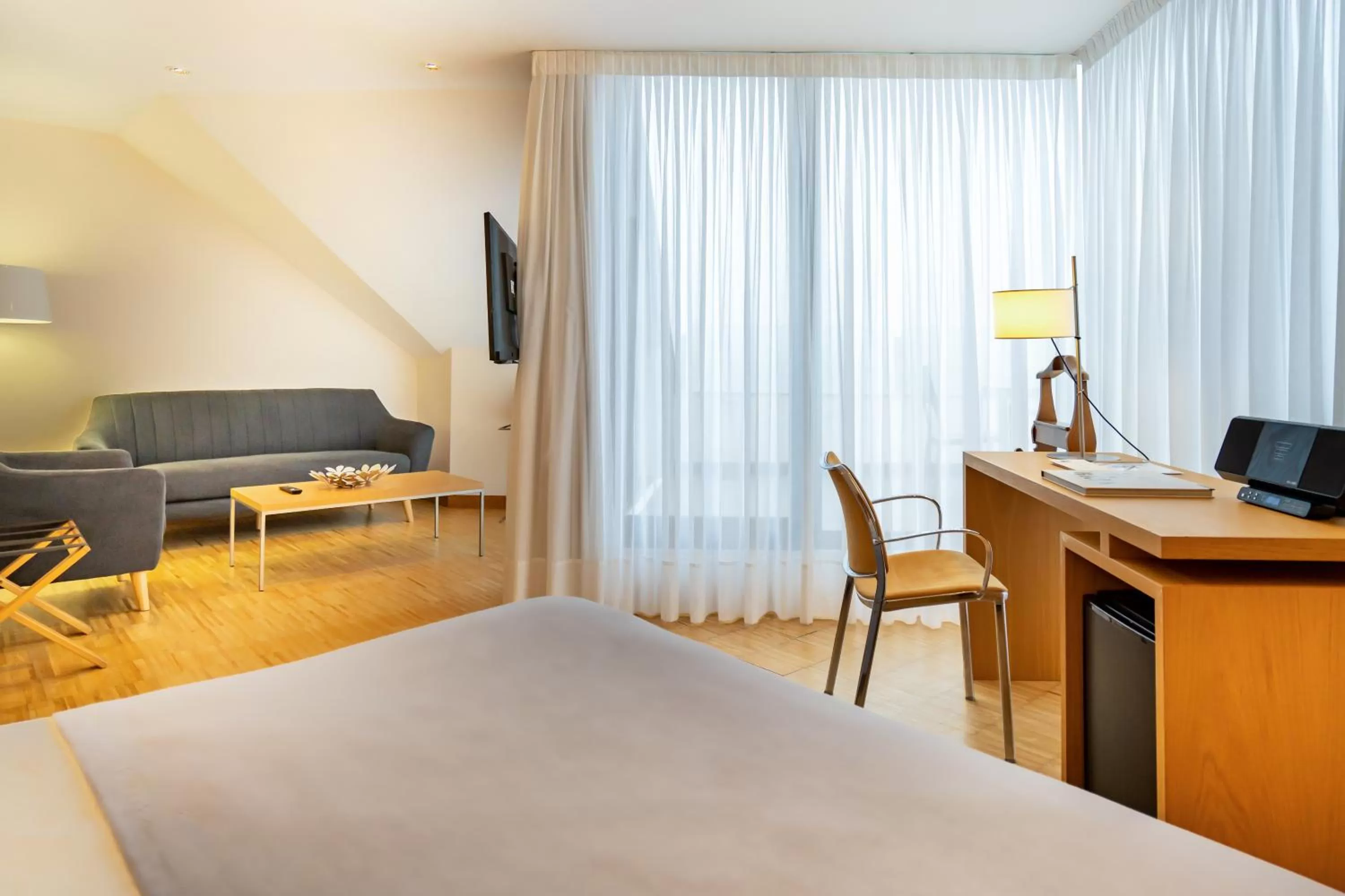 Communal lounge/ TV room, Bed in Gran Hotel Victoria