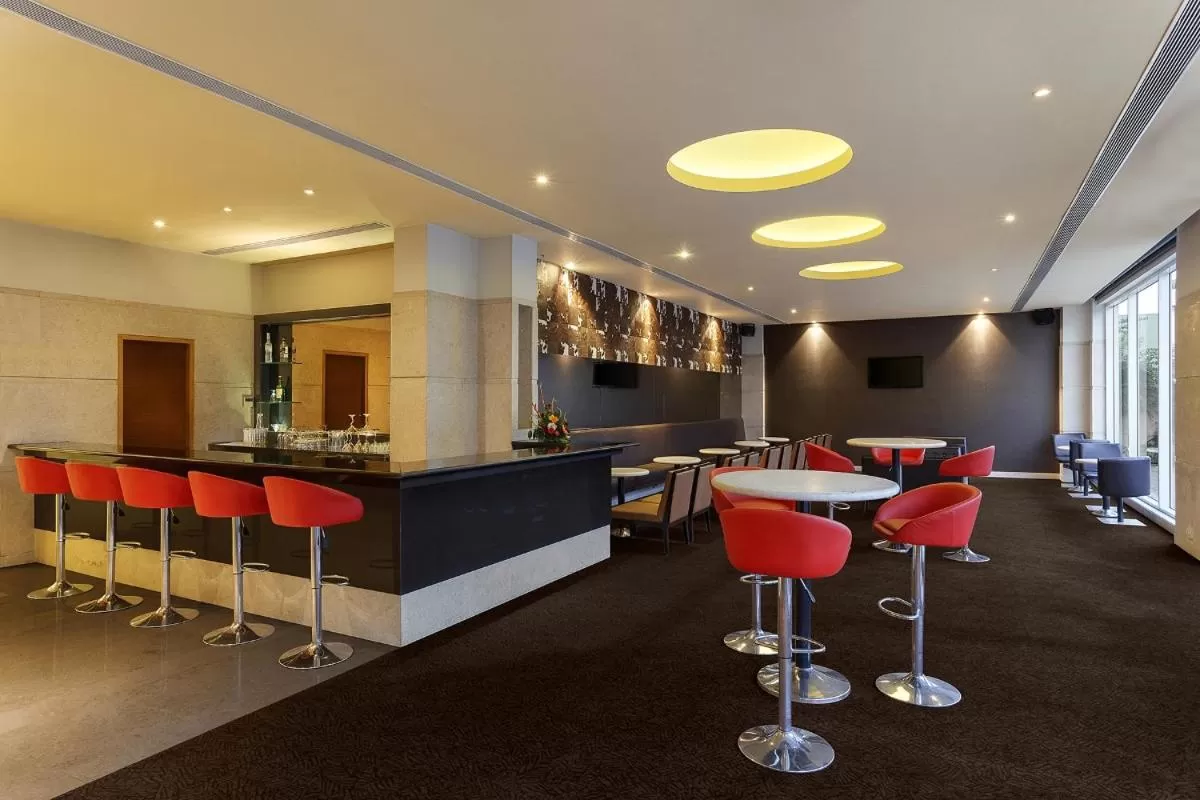 Lounge or bar in Hometel Roorkee