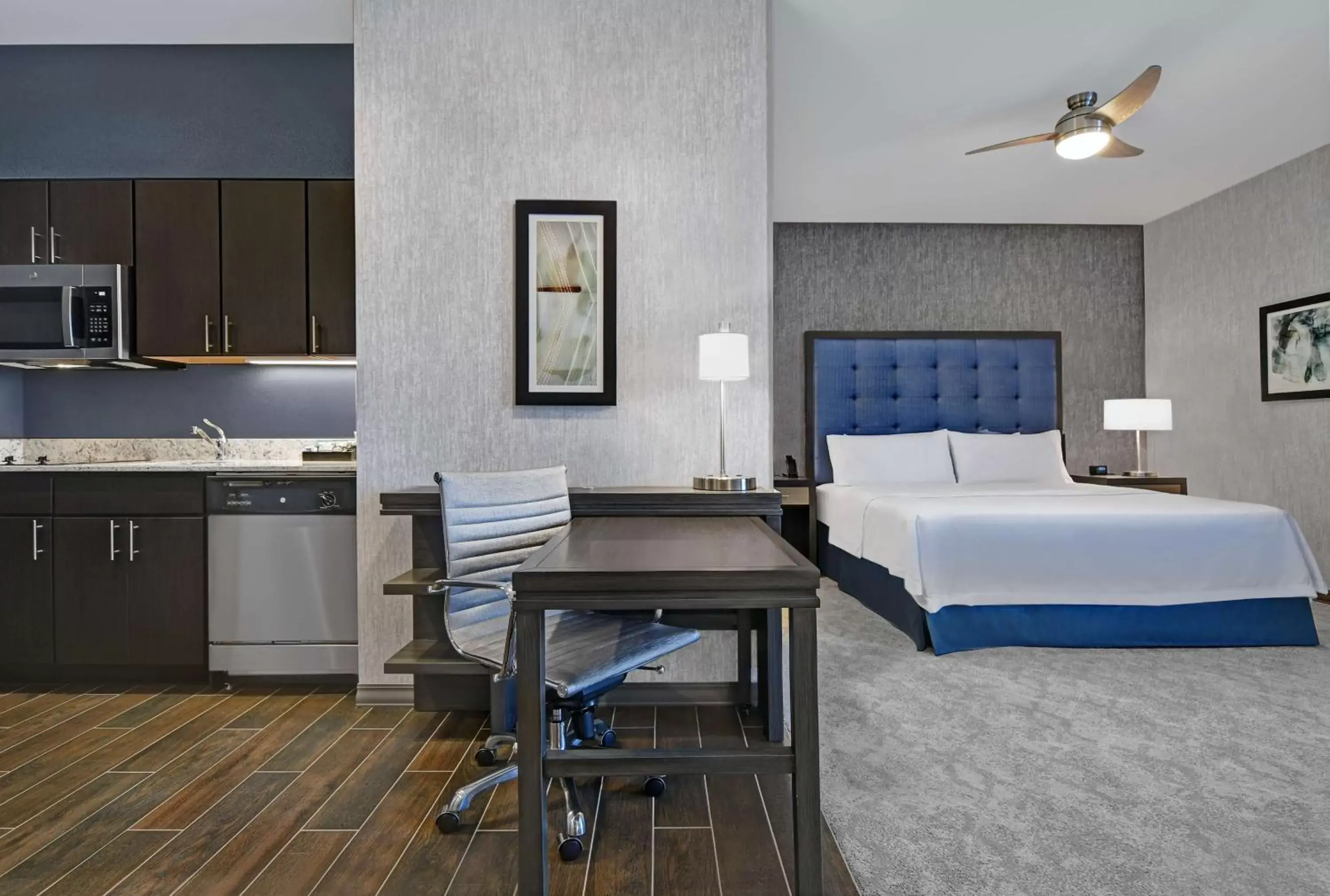 Bedroom, Kitchen/Kitchenette in Homewood Suites By Hilton Edison Woodbridge, NJ