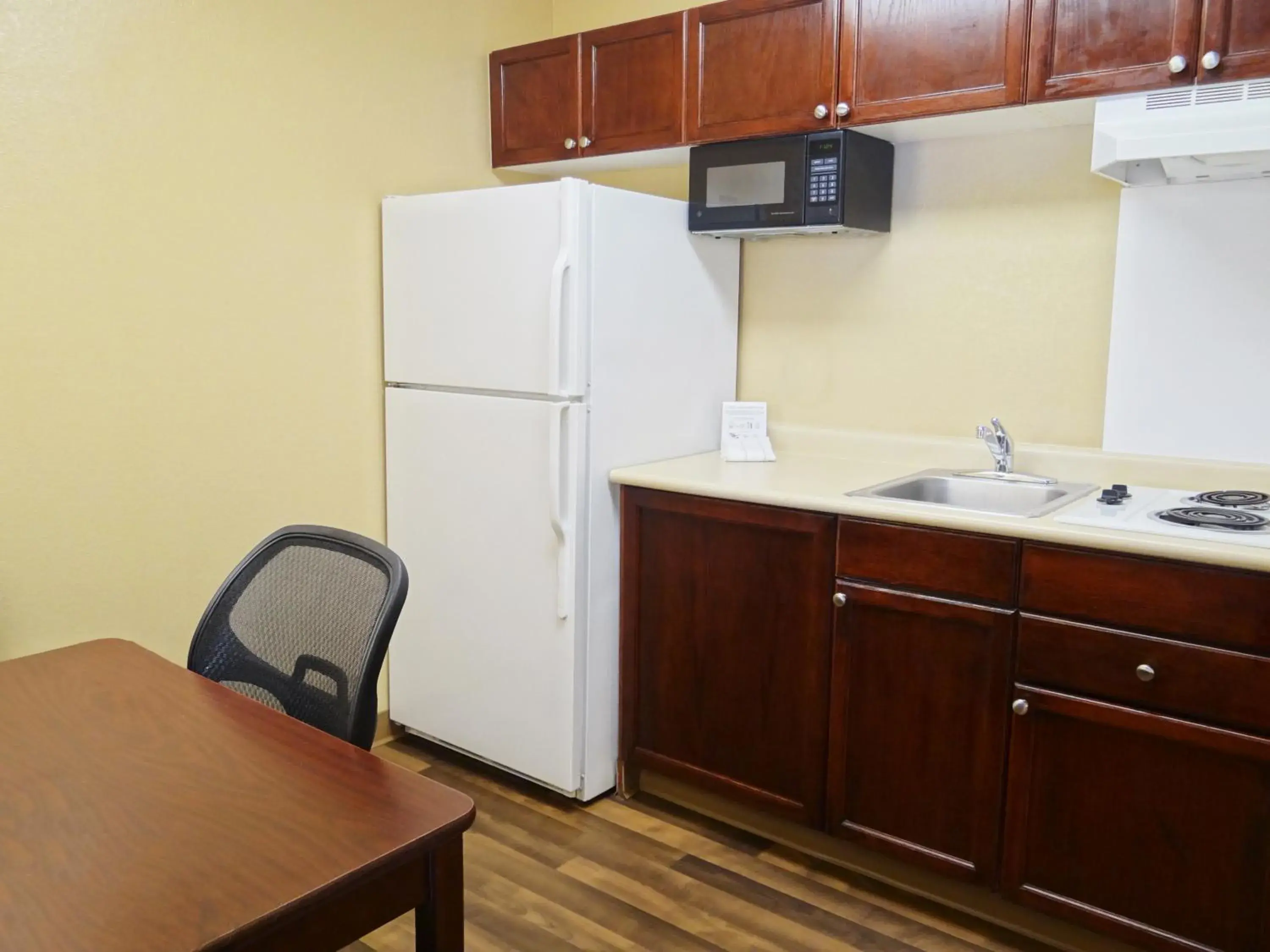 Kitchen or kitchenette, Bathroom in Extended Stay America Suites - Kansas City - Overland Park - Metcalf Ave