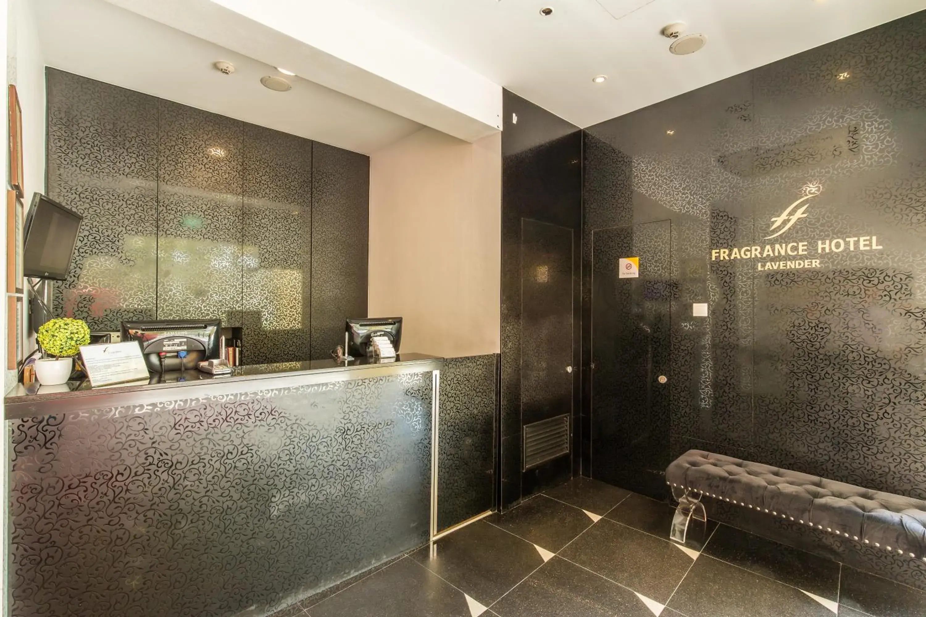 Lobby or reception, Bathroom in Fragrance Hotel - Lavender