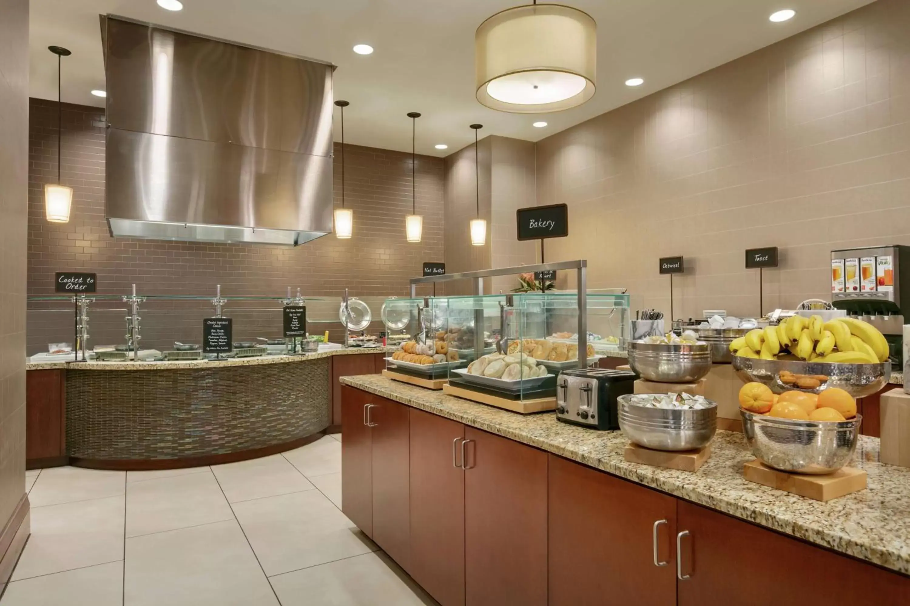 Dining area in Embassy Suites Chattanooga Hamilton Place