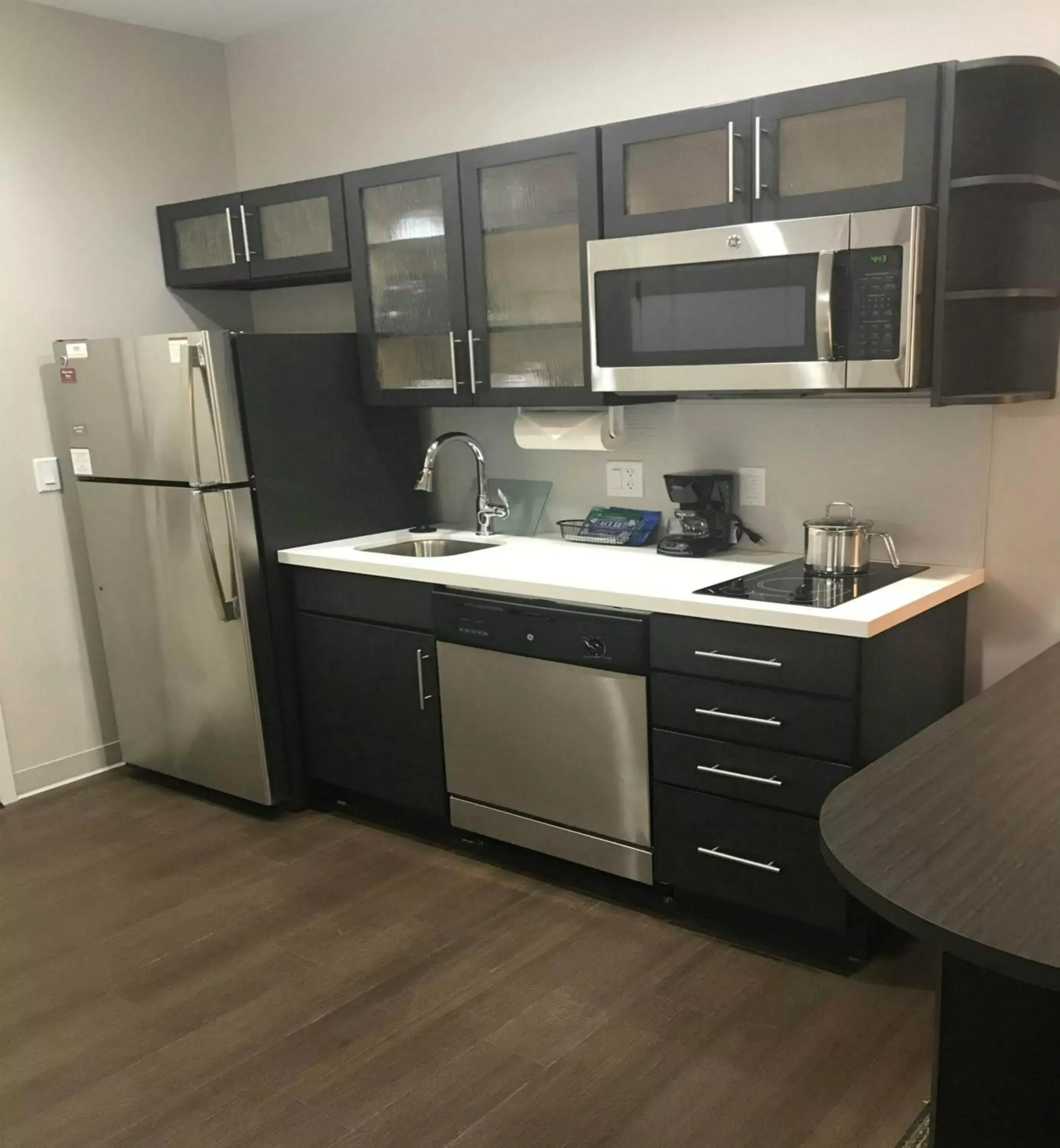 Photo of the whole room, Kitchen/Kitchenette in Candlewood Suites Independence, an IHG Hotel