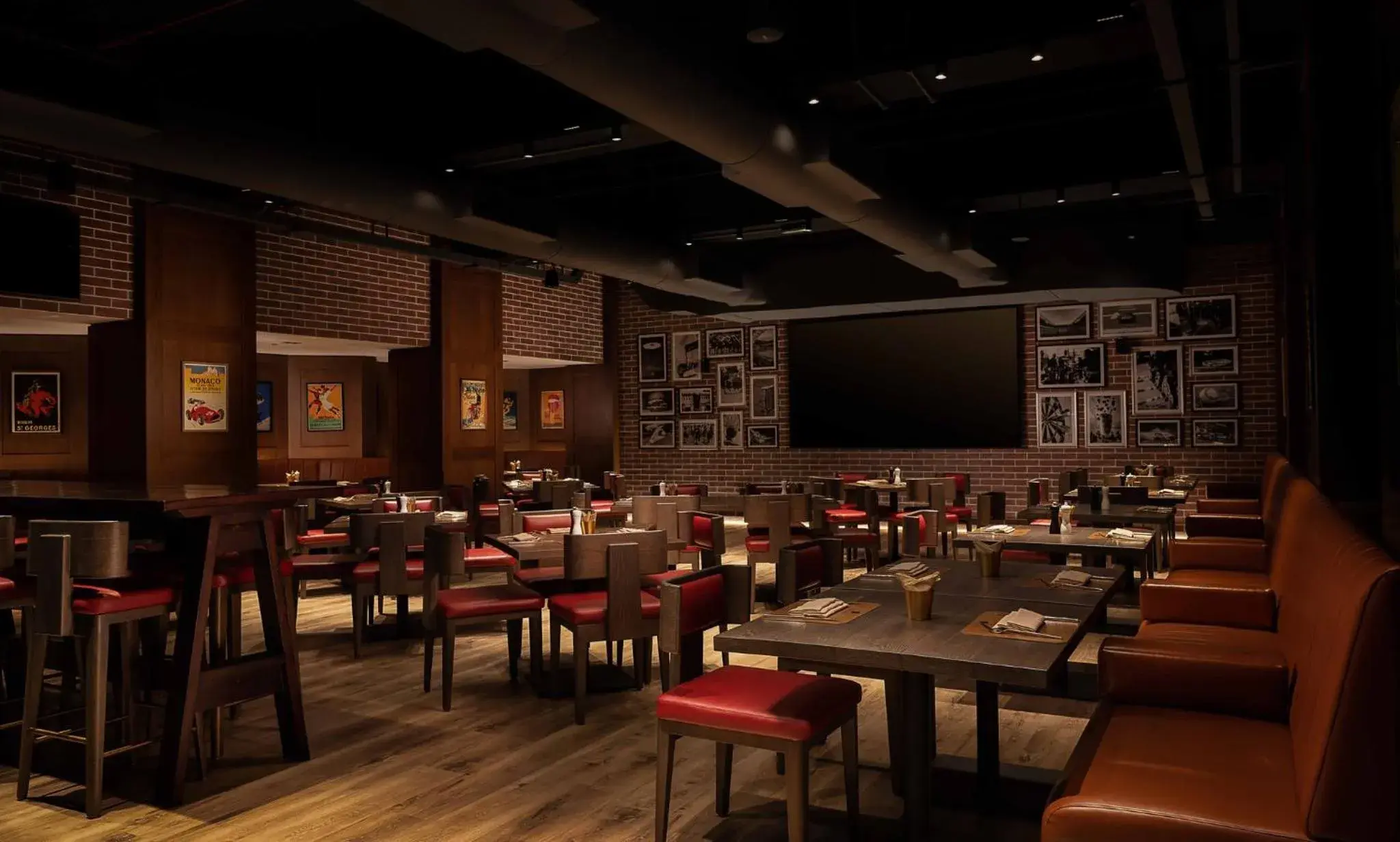 Lounge or bar in Crowne Plaza Muscat by IHG Lounge or bar in Crowne Plaza Muscat by IHG